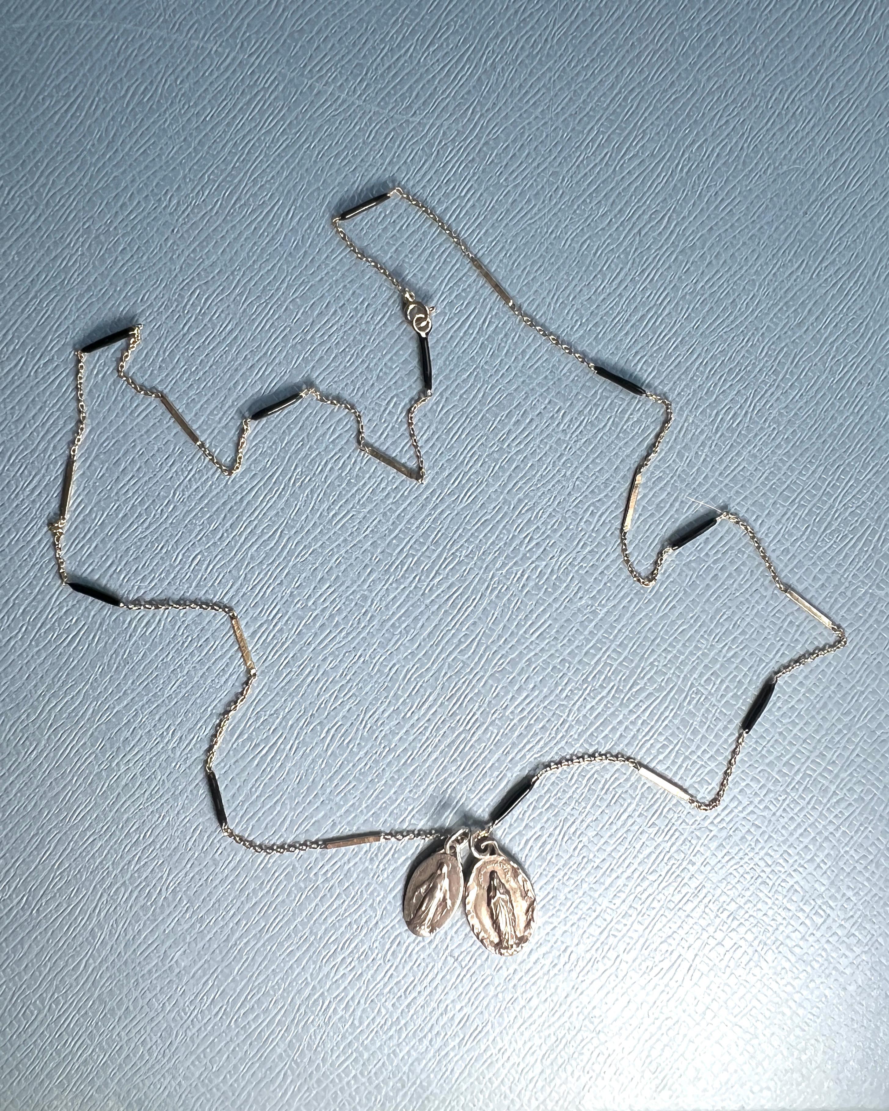 Medaglia della Vergine Maria Vintage  Collana con ciondolo in smalto nero in vendita 10