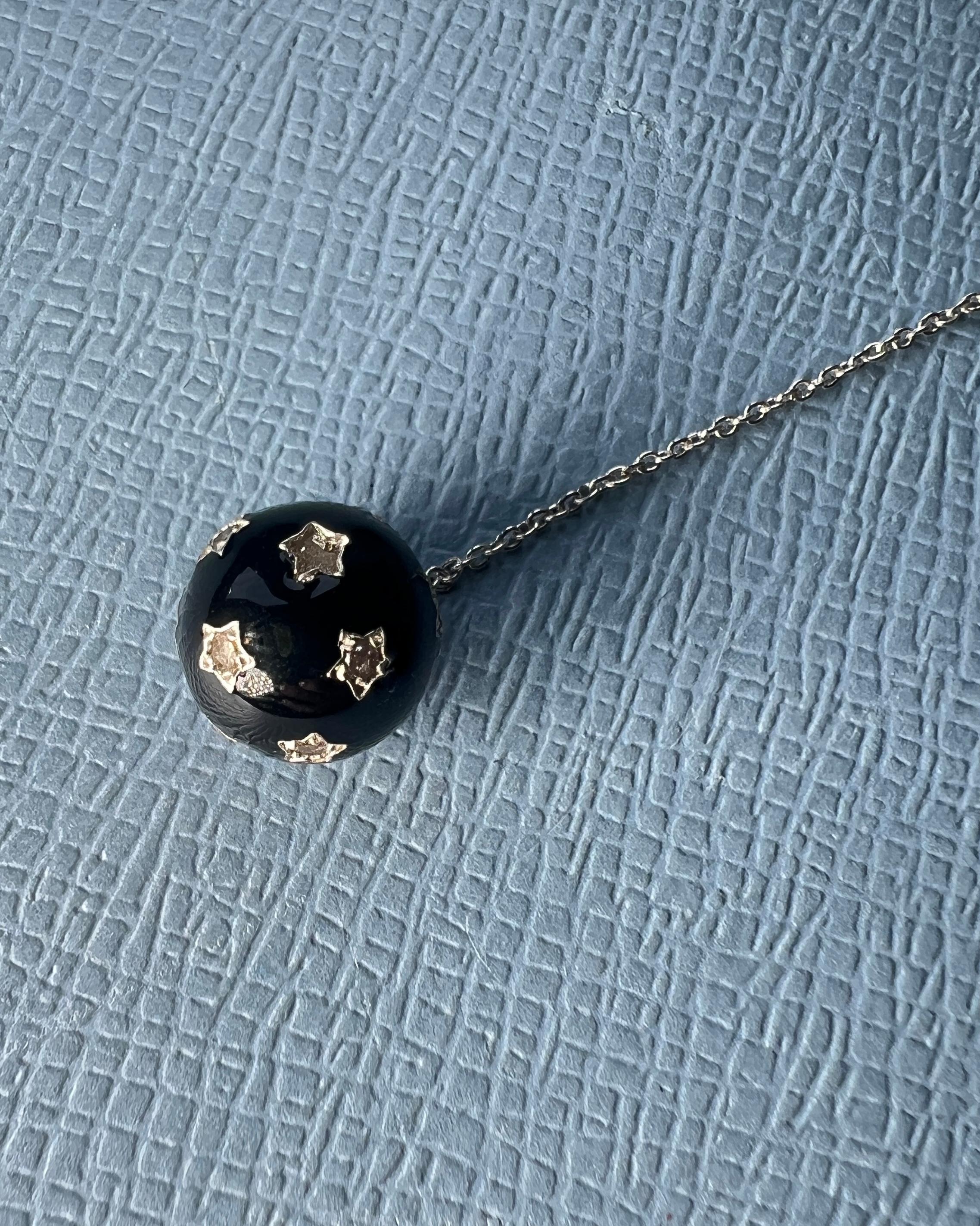 Collana con diamanti a goccia Ciondolo a sfera Stelle Smalto nero in vendita 8
