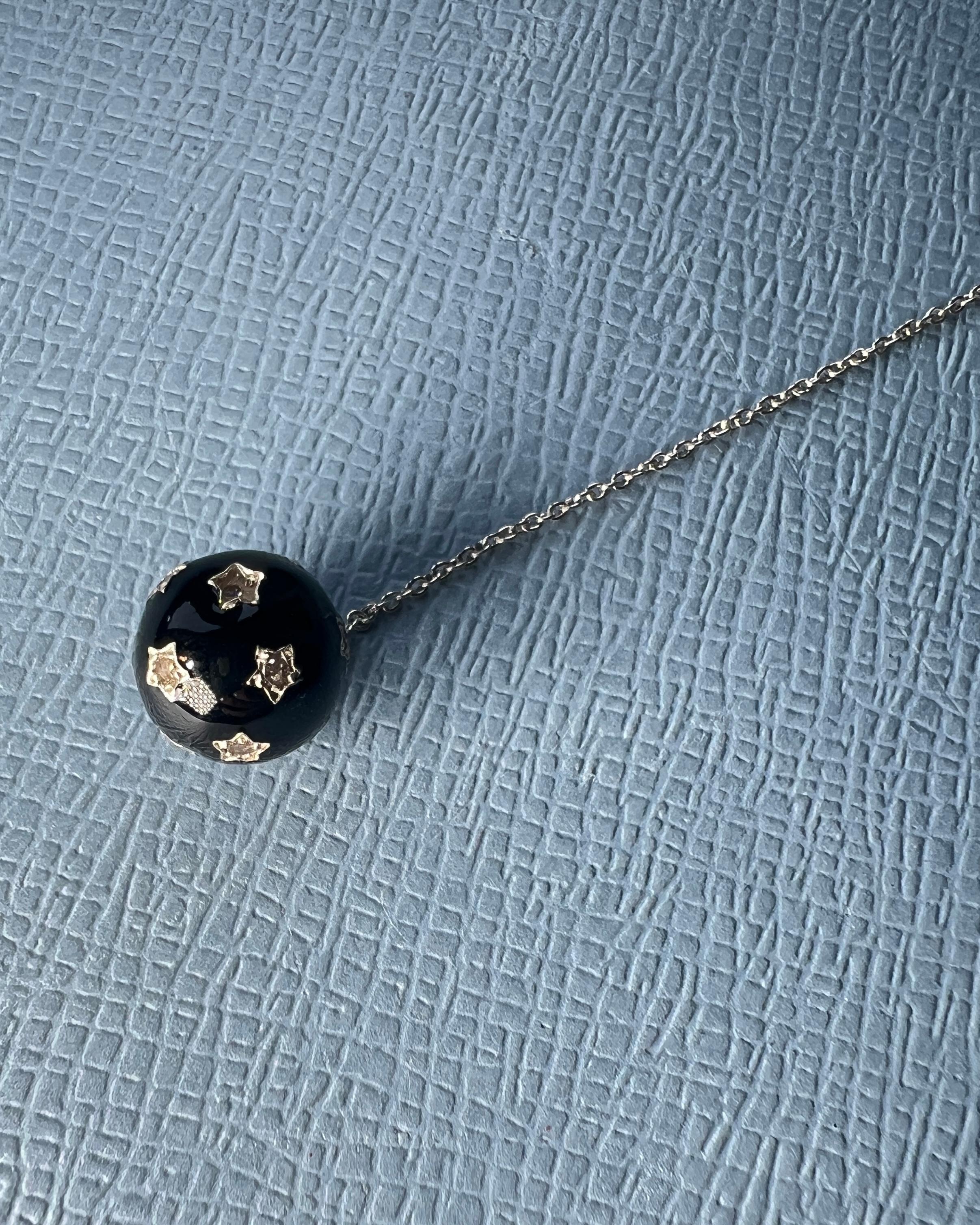 Collana con diamanti a goccia Ciondolo a sfera Stelle Smalto nero in vendita 7