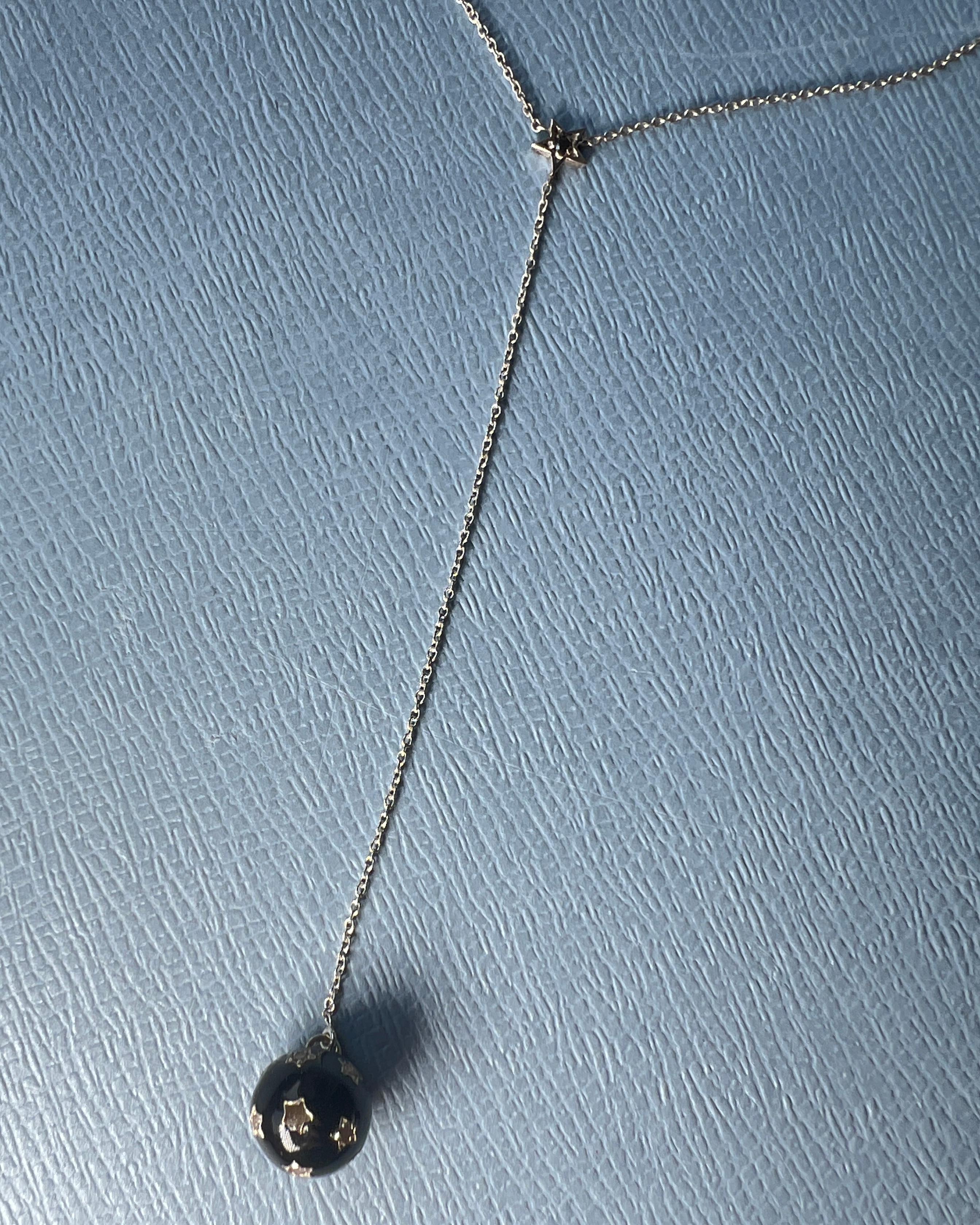 Collana con diamanti a goccia Ciondolo a sfera Stelle Smalto nero in vendita 3