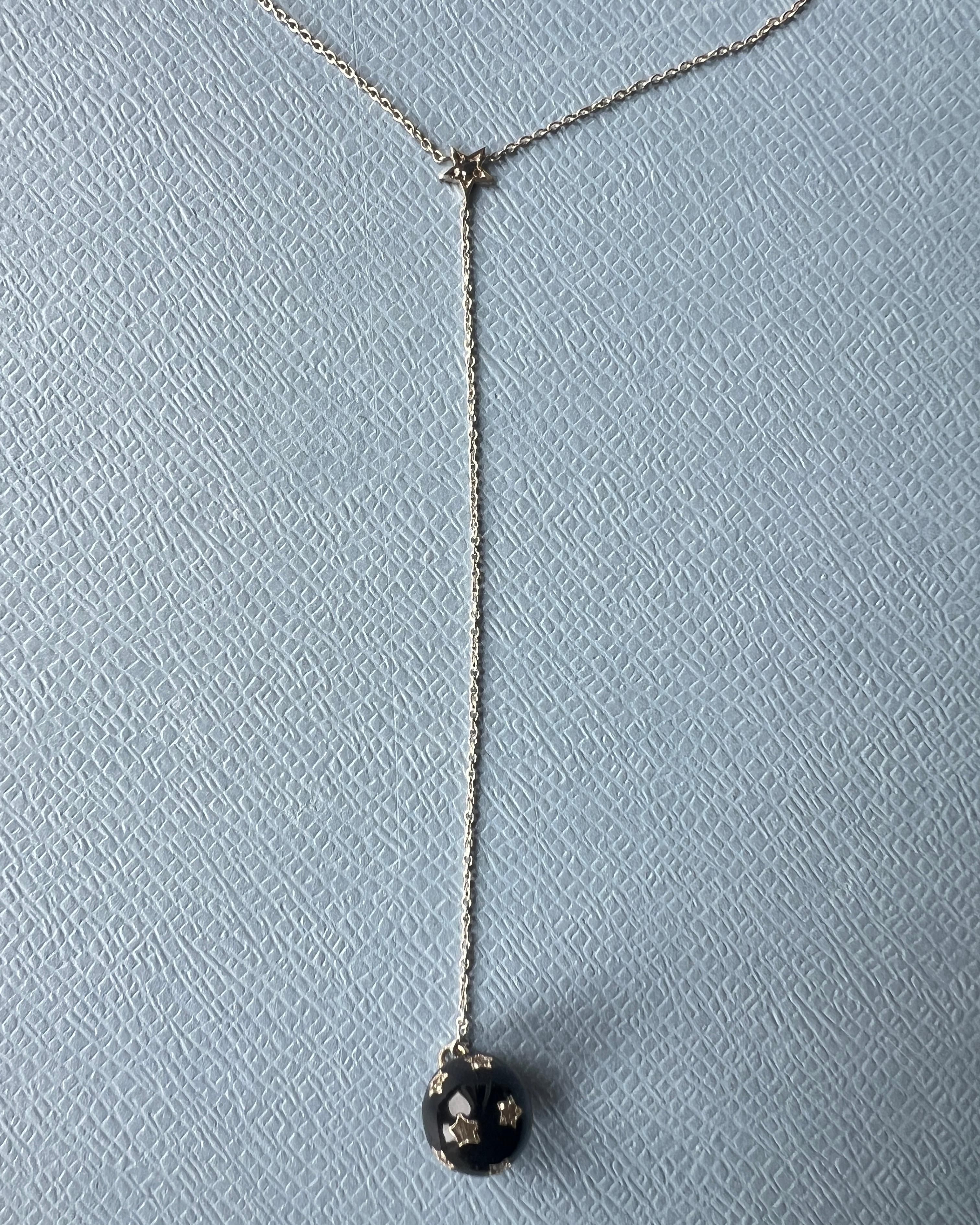 Contemporaneo Collana con diamanti a goccia Ciondolo a sfera Stelle Smalto nero in vendita
