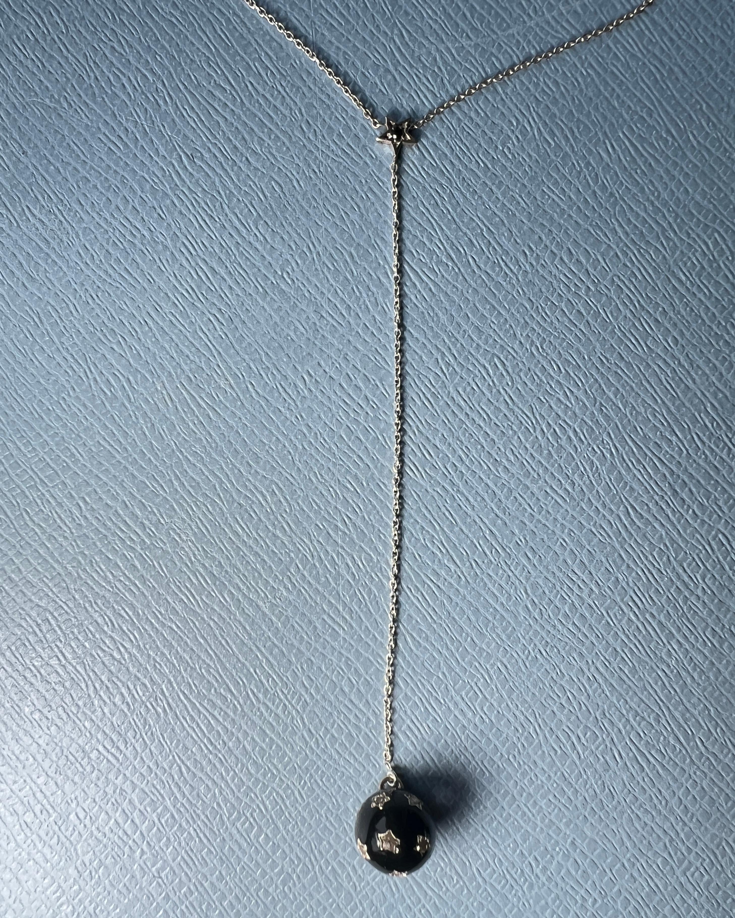 Collana con diamanti a goccia Ciondolo a sfera Stelle Smalto nero in vendita 6