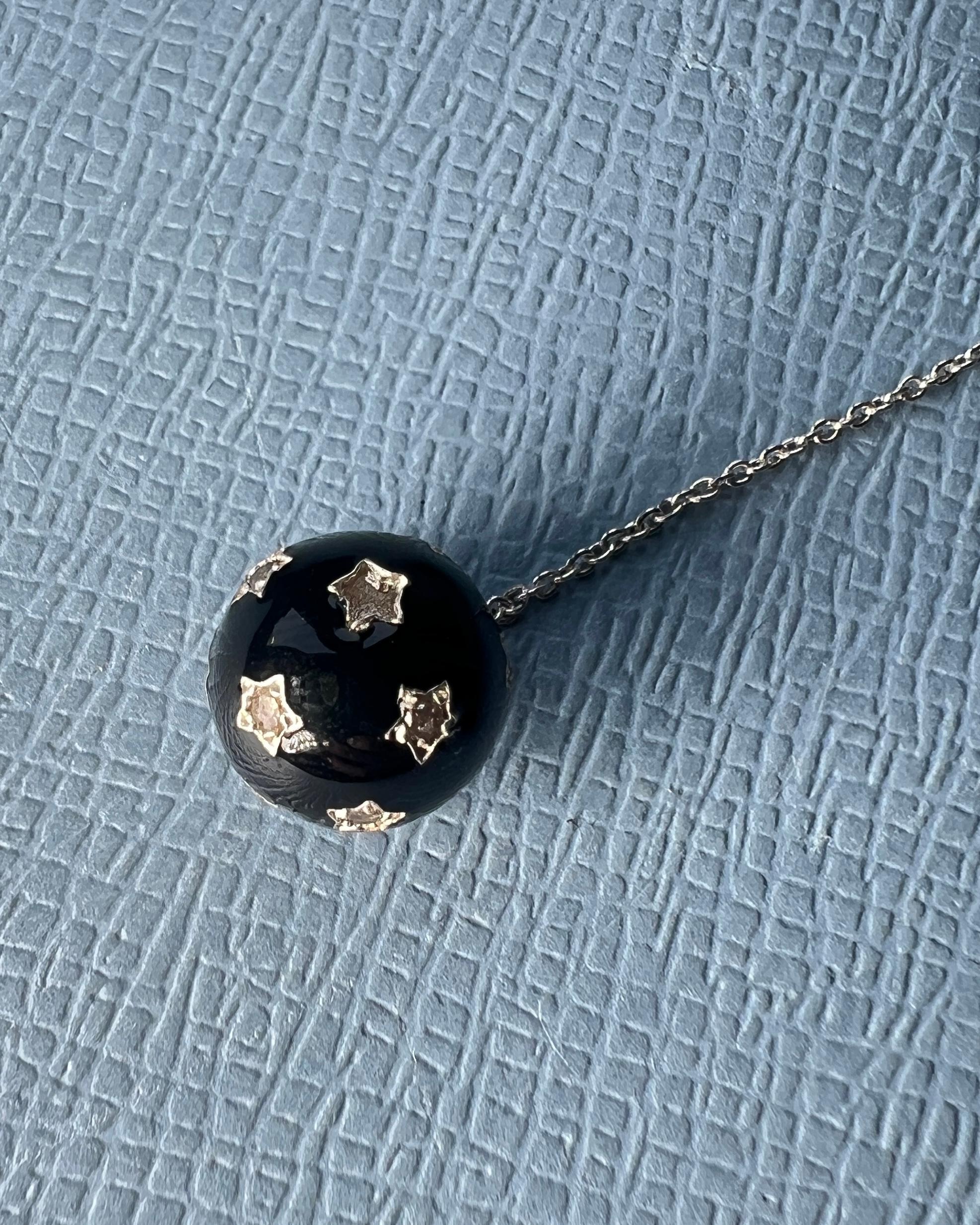 Collana con diamanti a goccia Ciondolo a sfera Stelle Smalto nero in vendita 9