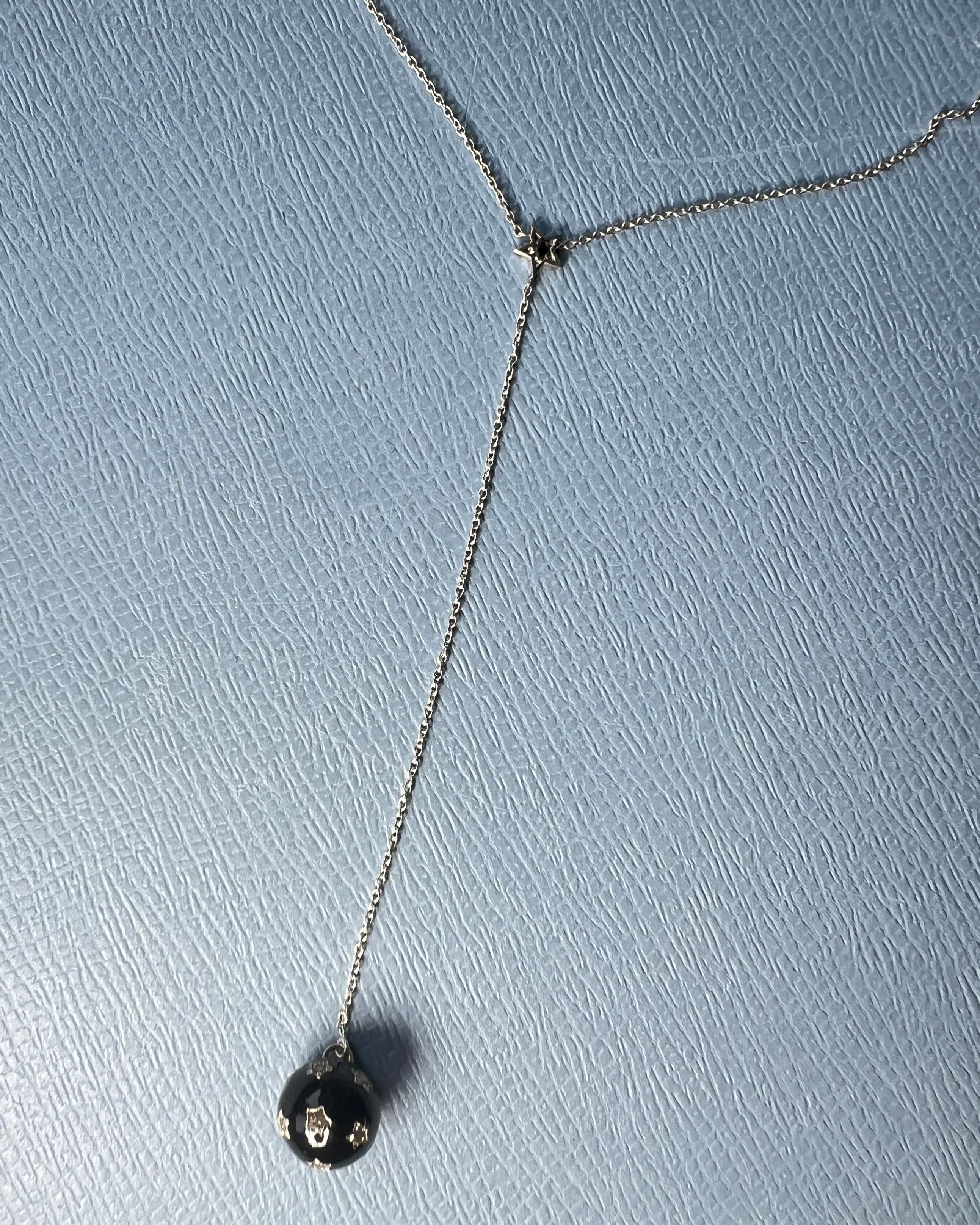 Collana con diamanti a goccia Ciondolo a sfera Stelle Smalto nero in vendita 4