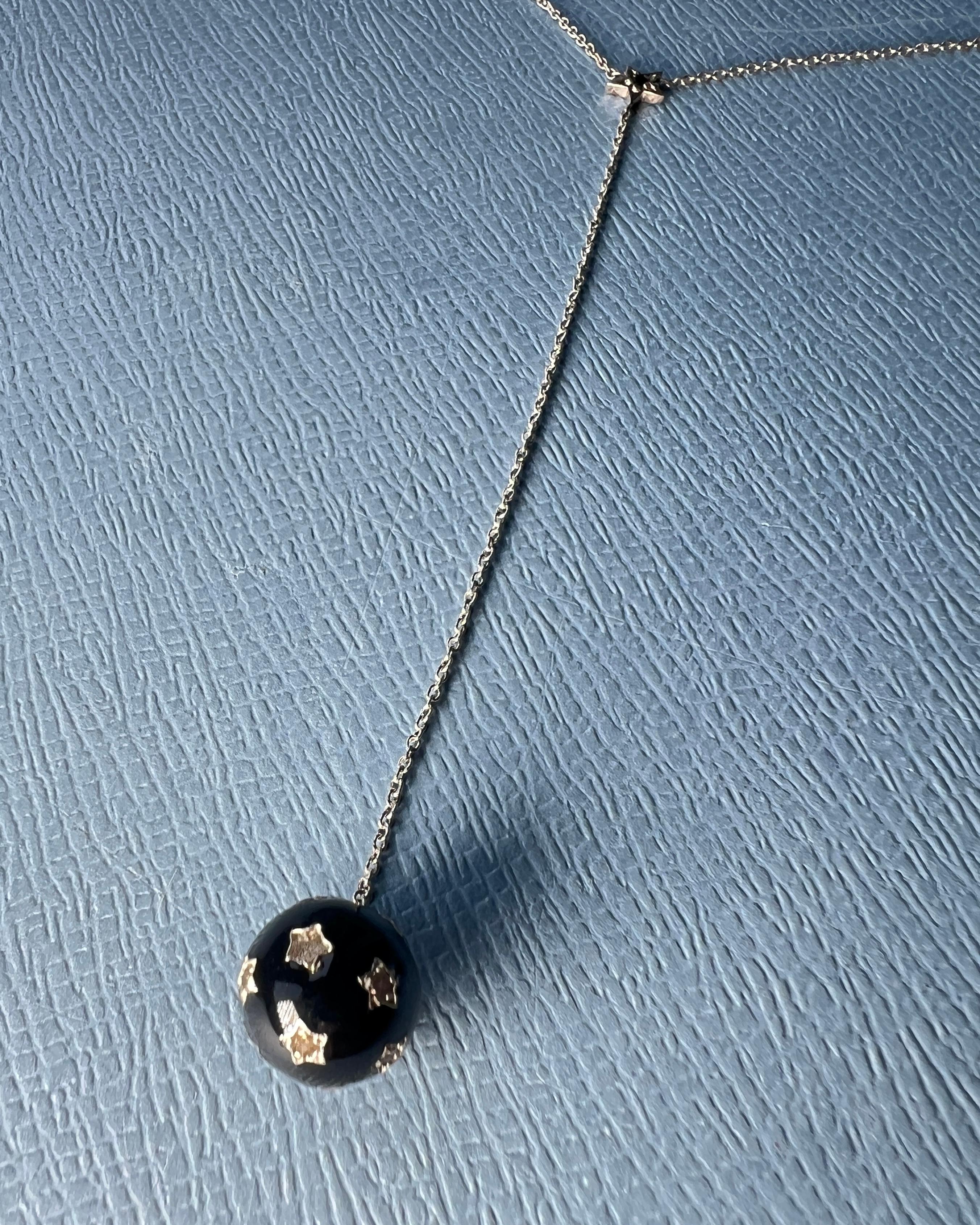 Collana con diamanti a goccia Ciondolo a sfera Stelle Smalto nero in vendita 2