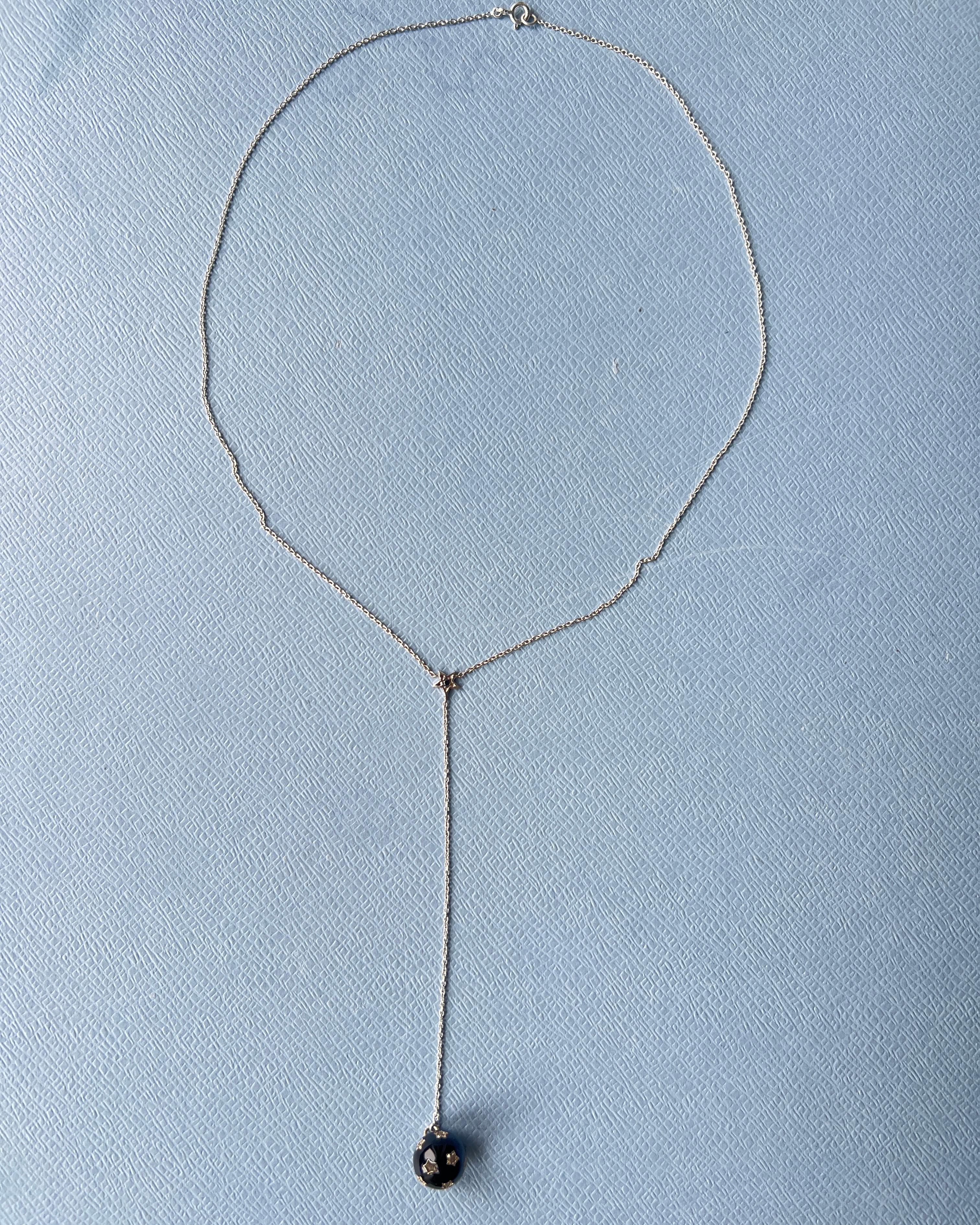 Collana con diamanti a goccia Ciondolo a sfera Stelle Smalto nero

Materiale: Argento massiccio

Lunghezza: Lungo 26