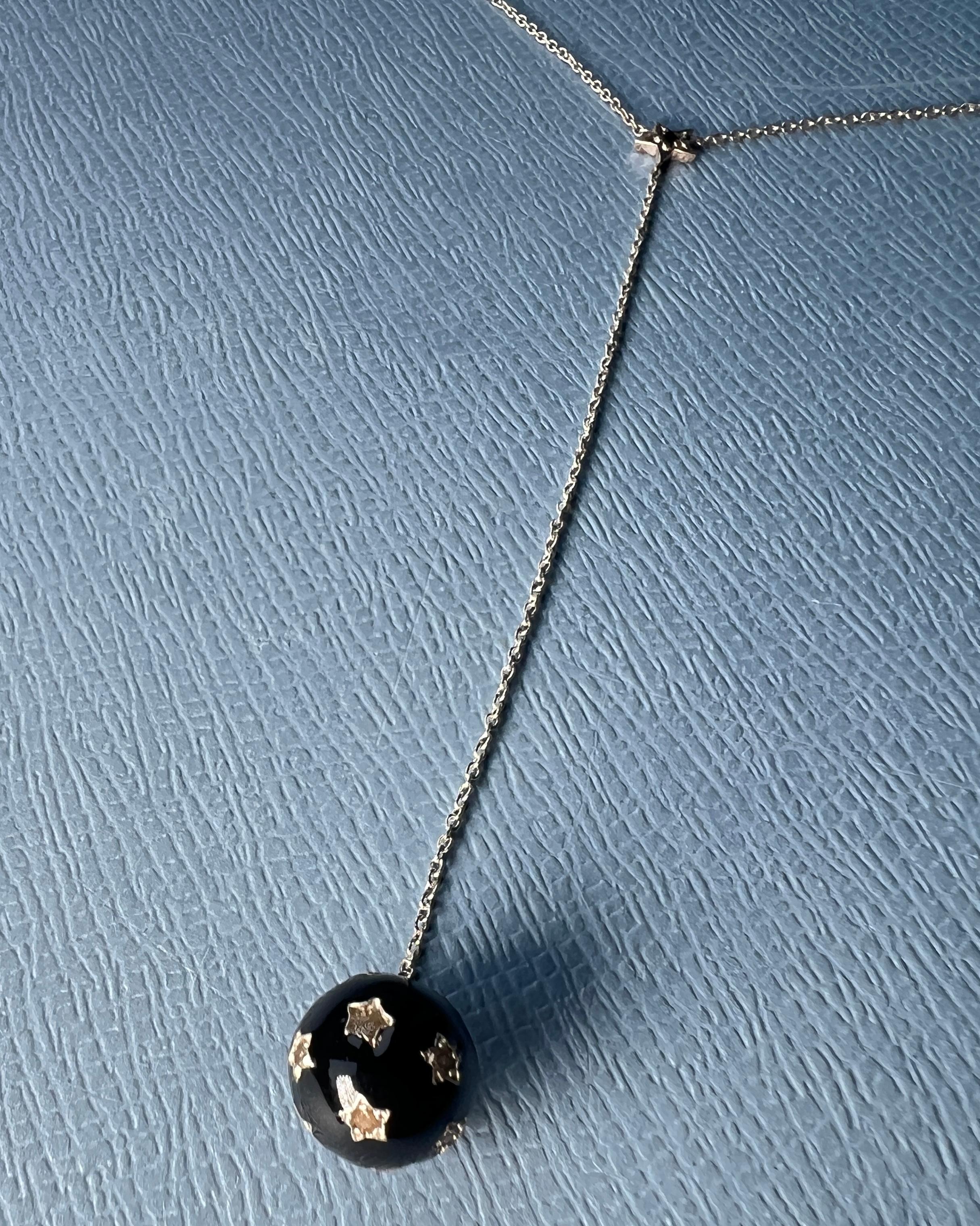 Collana con diamanti a goccia Ciondolo a sfera Stelle Smalto nero in vendita 1