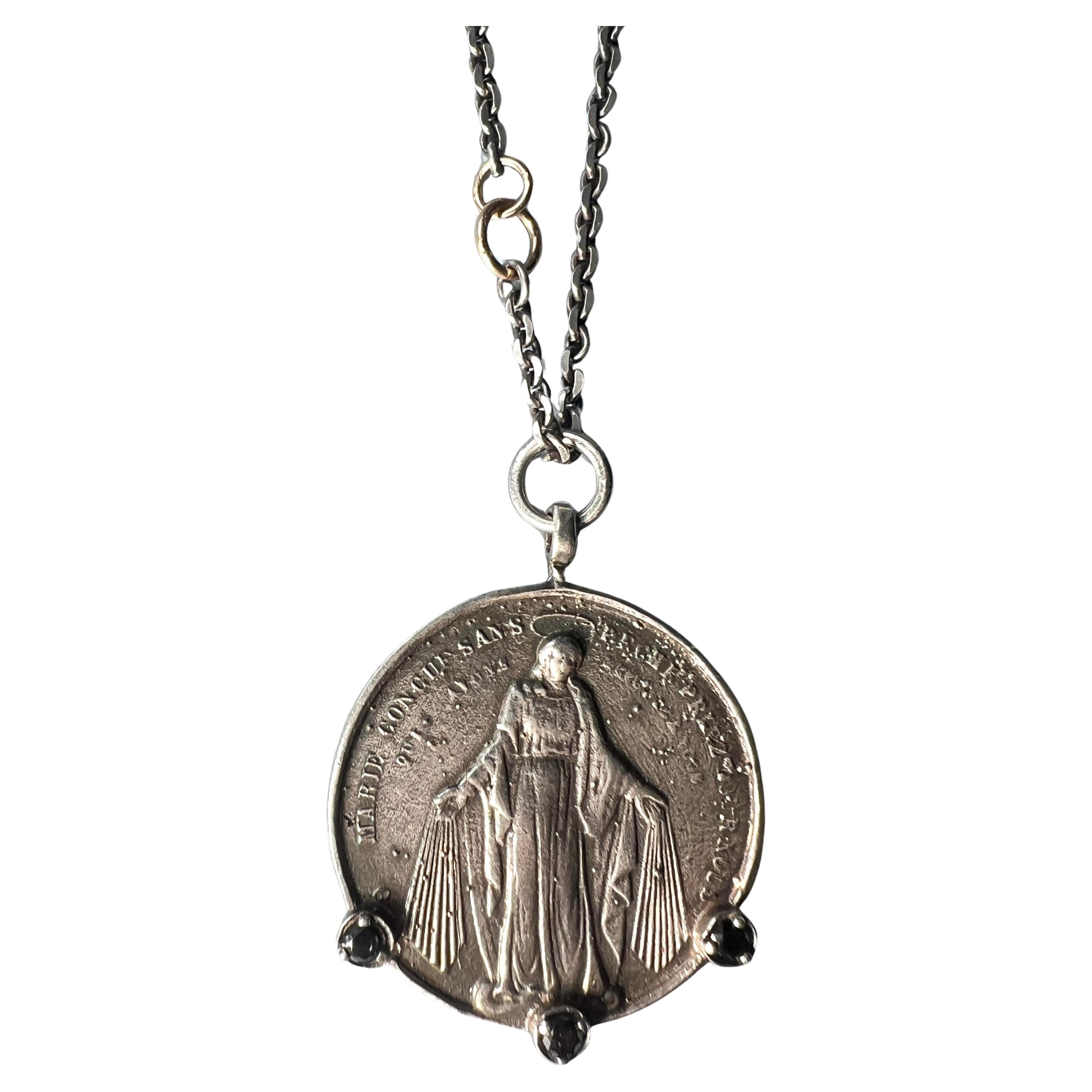 Collana a catena con medaglia di diamanti neri della Vergine Maria A. Silver