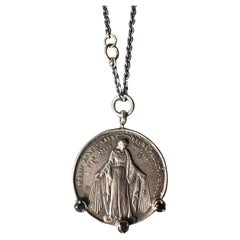 Collana a catena con medaglia di diamanti neri della Vergine Maria A. Silver