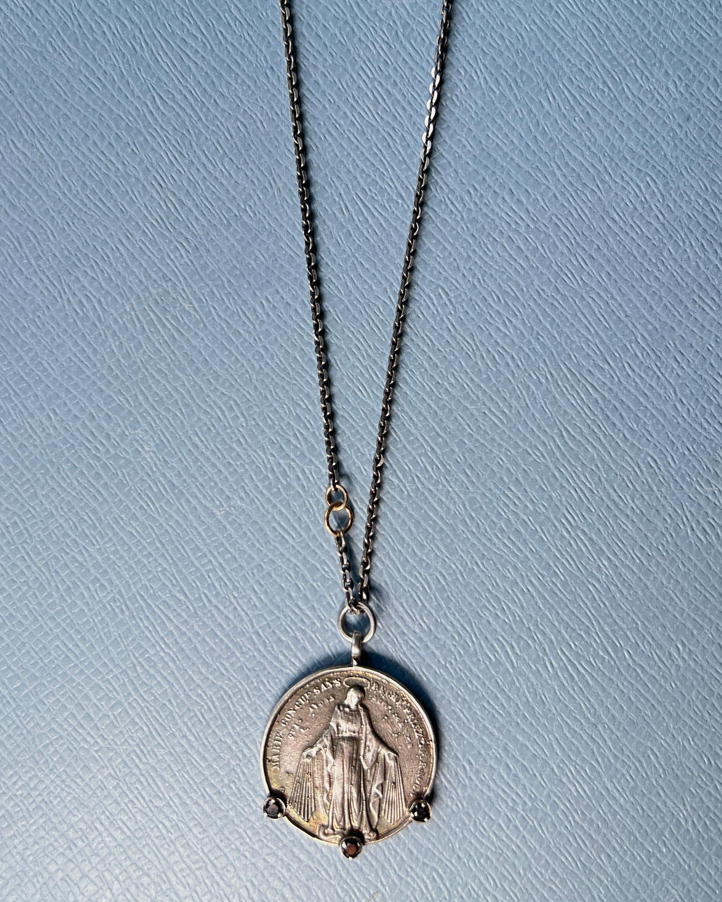 Collana a catena con medaglia di diamanti neri della Vergine Maria A. Silver in vendita 3