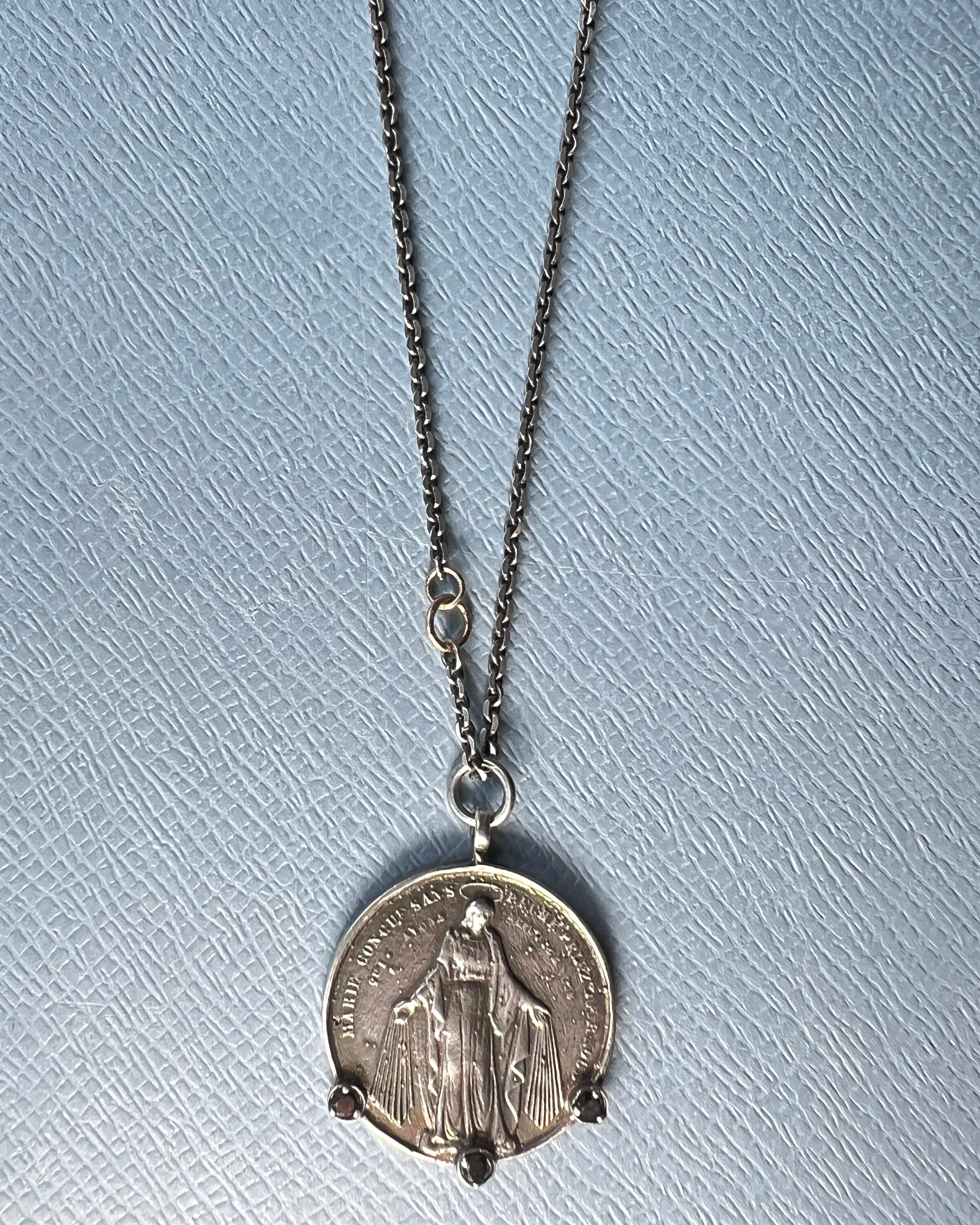 Collana a catena con medaglia di diamanti neri della Vergine Maria A. Silver in vendita 2