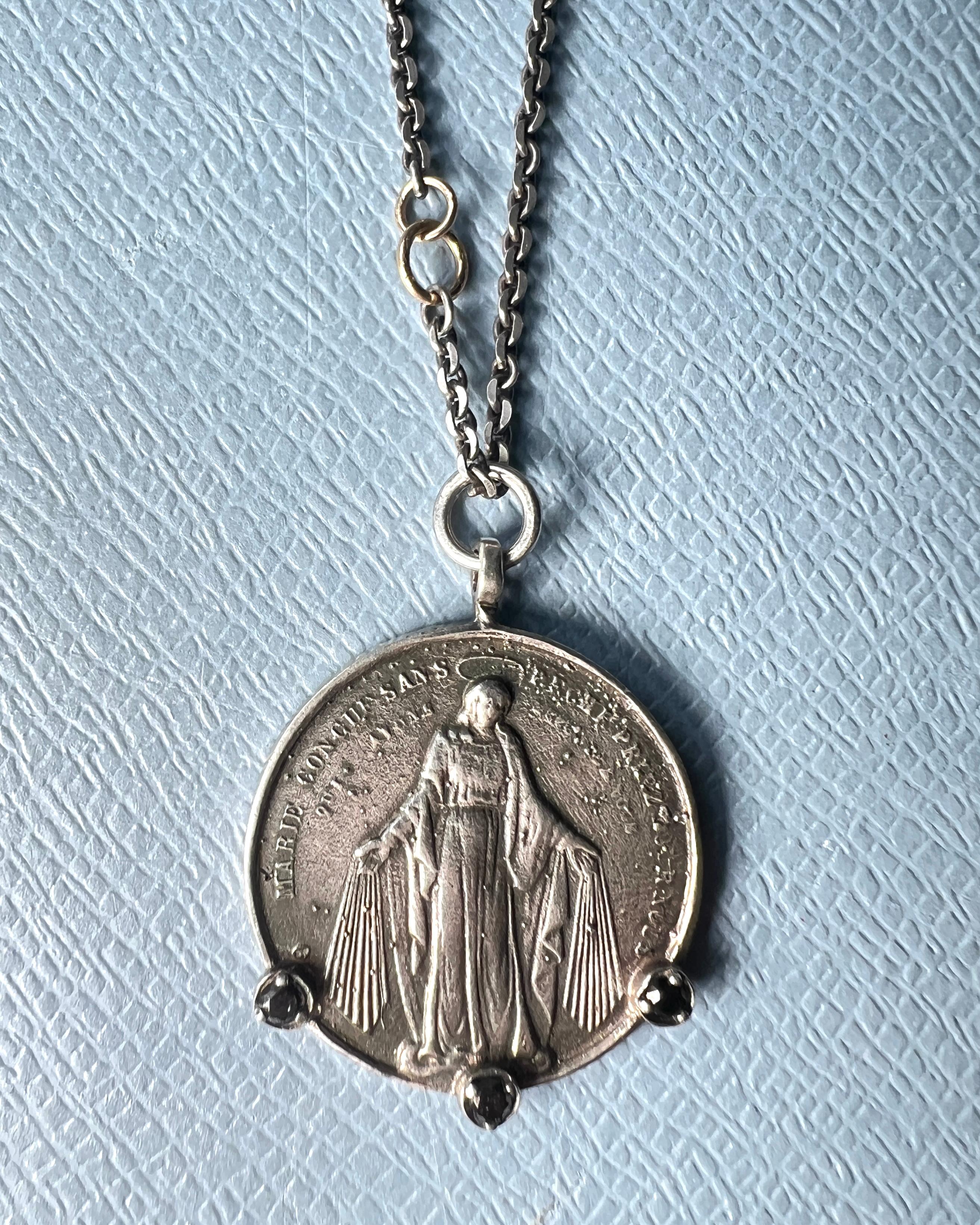 Collana a catena con medaglia di diamanti neri della Vergine Maria A. Silver in vendita 5