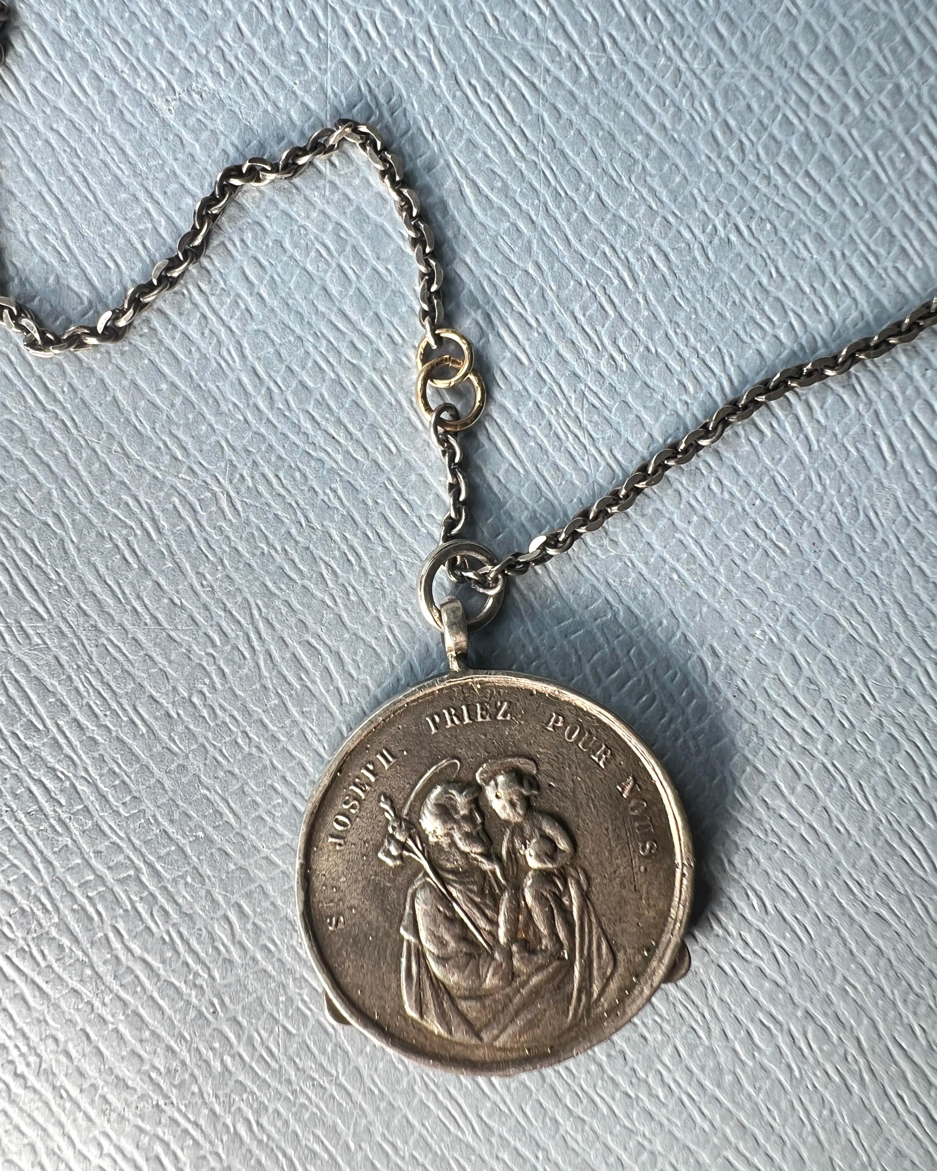 Collana a catena con medaglia di diamanti neri della Vergine Maria A. Silver in vendita 9