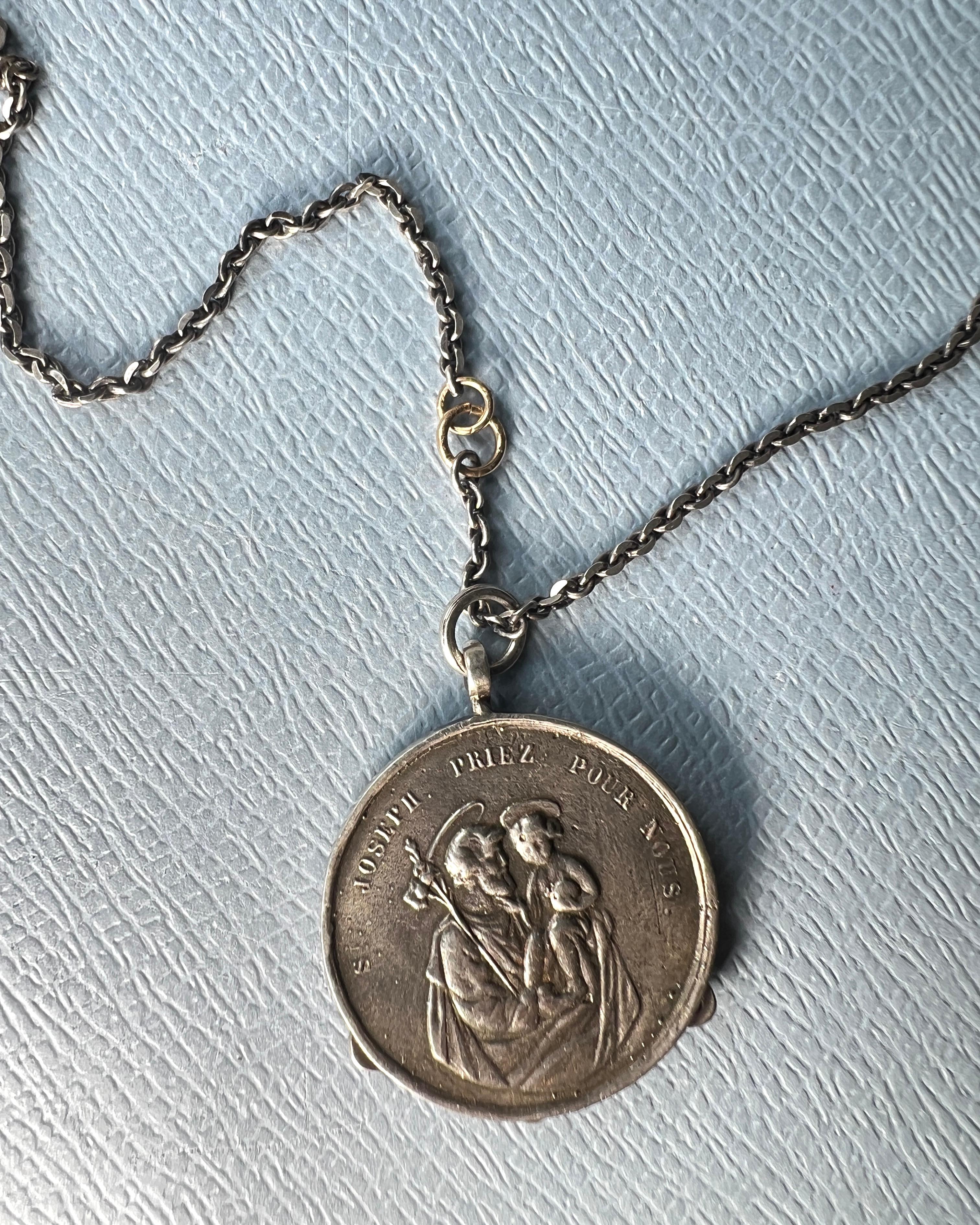Collana a catena con medaglia di diamanti neri della Vergine Maria A. Silver in vendita 8