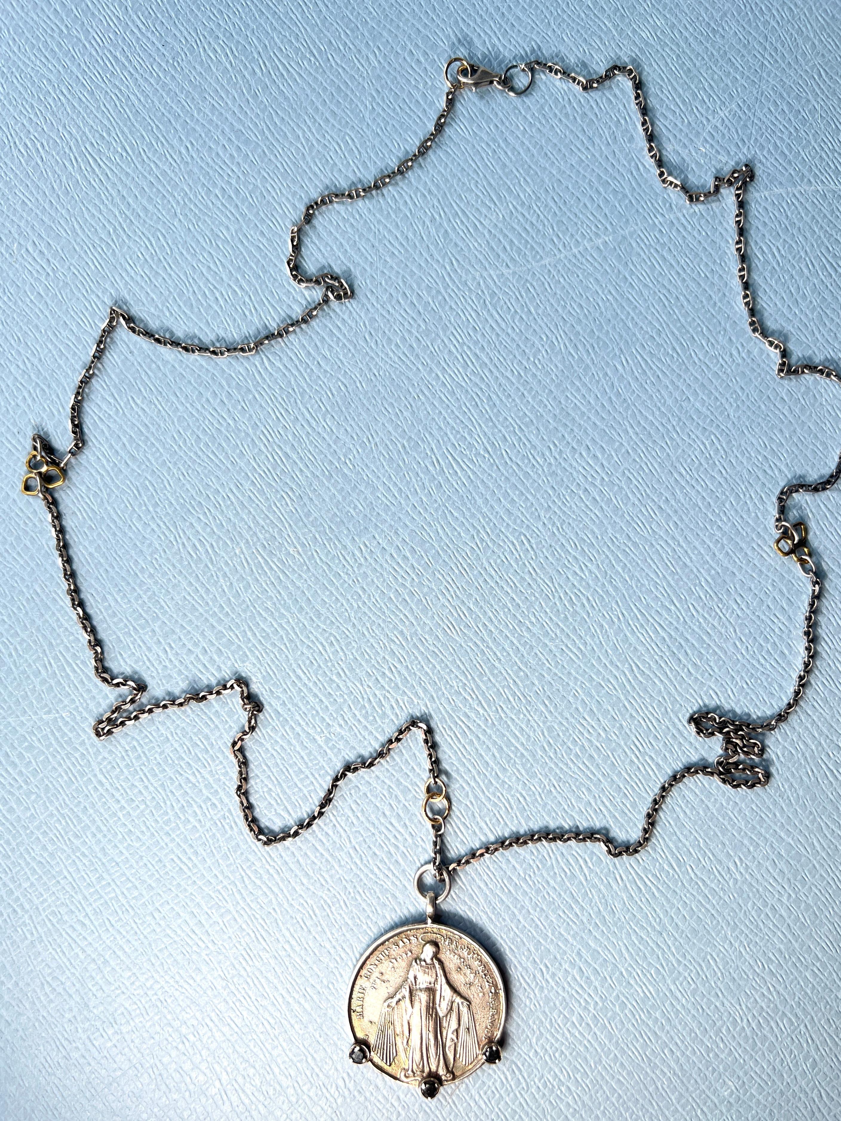 Collana a catena con medaglia di diamanti neri della Vergine Maria A. Silver in vendita 7