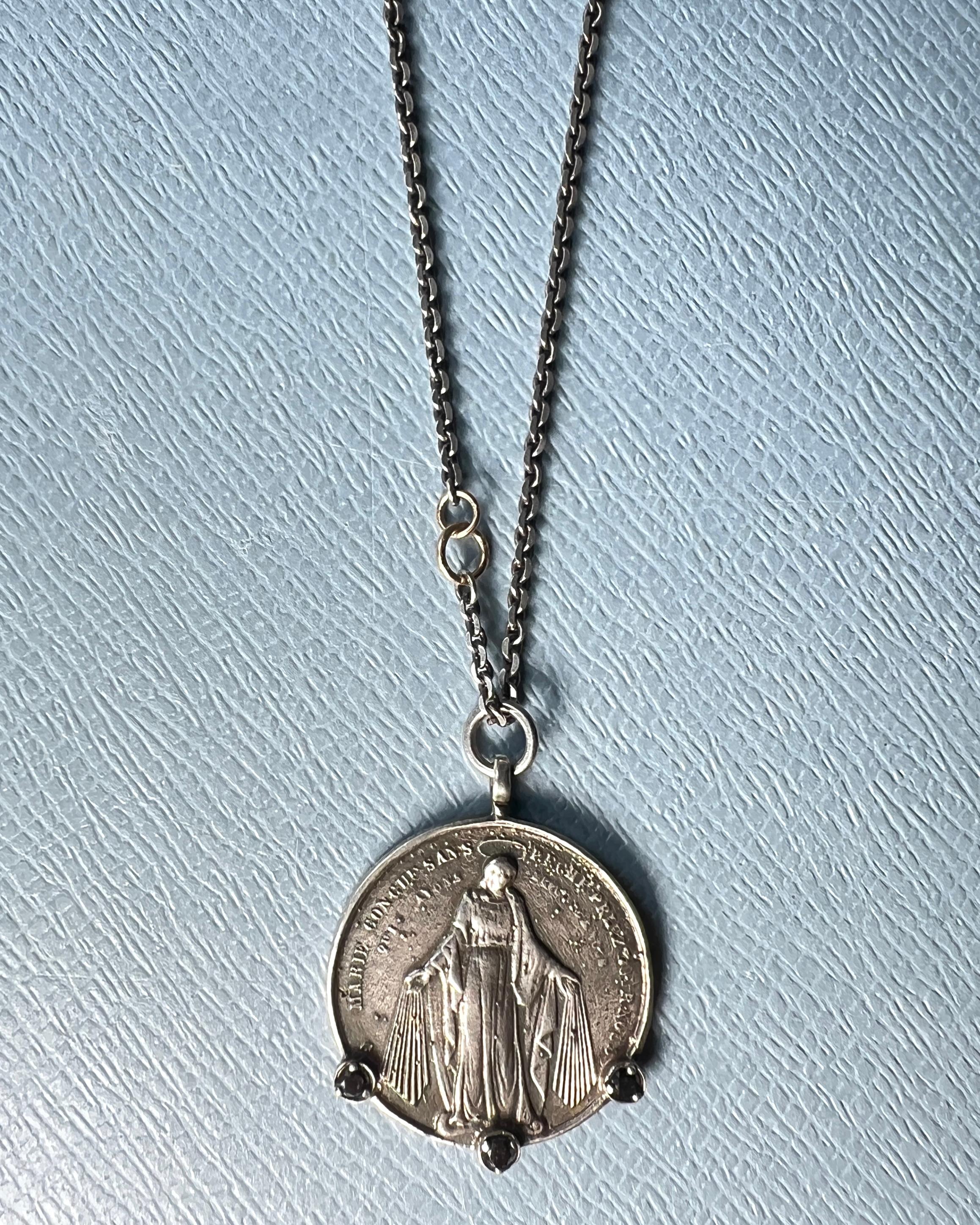 Taglio brillante Collana a catena con medaglia di diamanti neri della Vergine Maria A. Silver in vendita