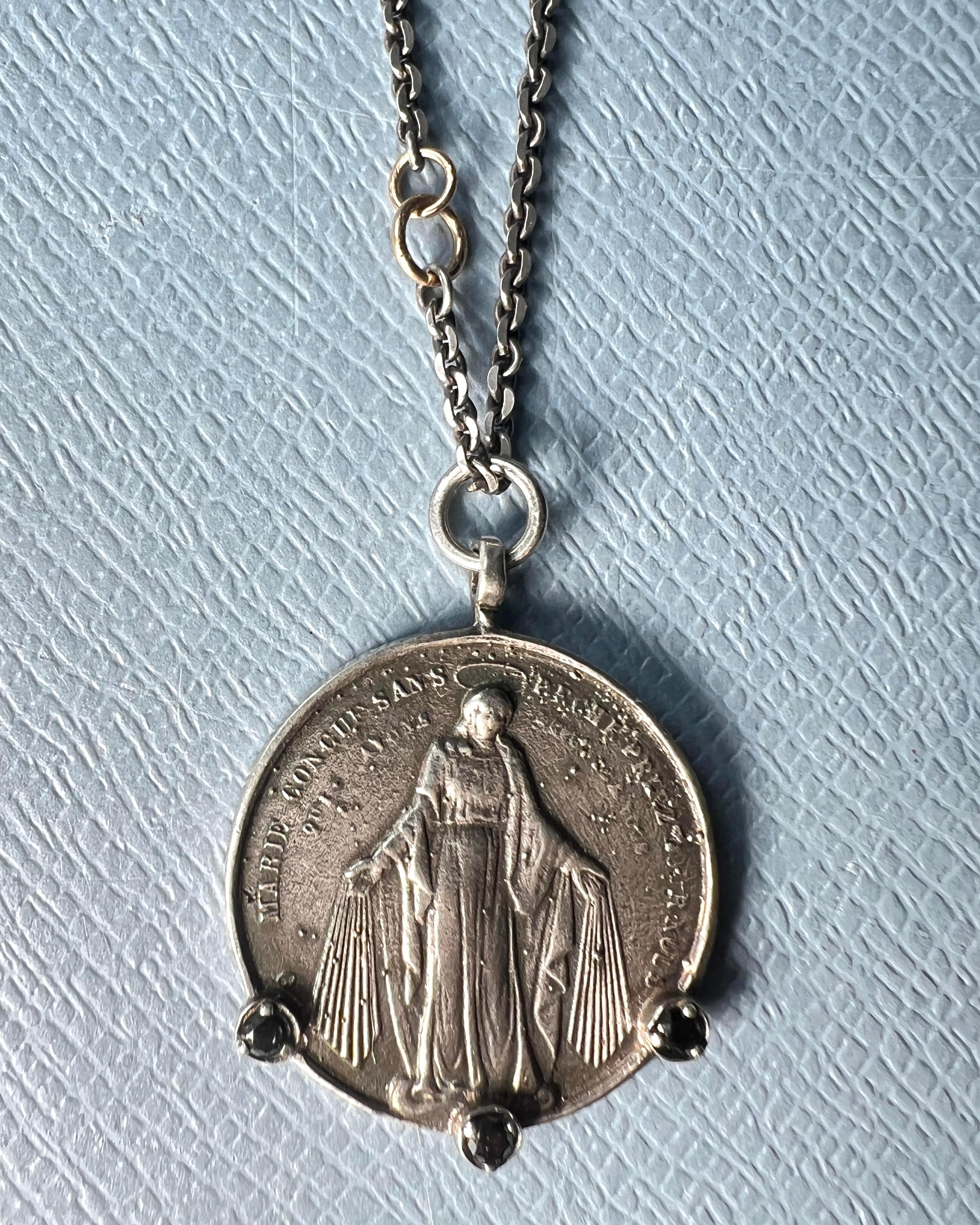 Collana a catena con medaglia di diamanti neri della Vergine Maria A. Silver in vendita 4
