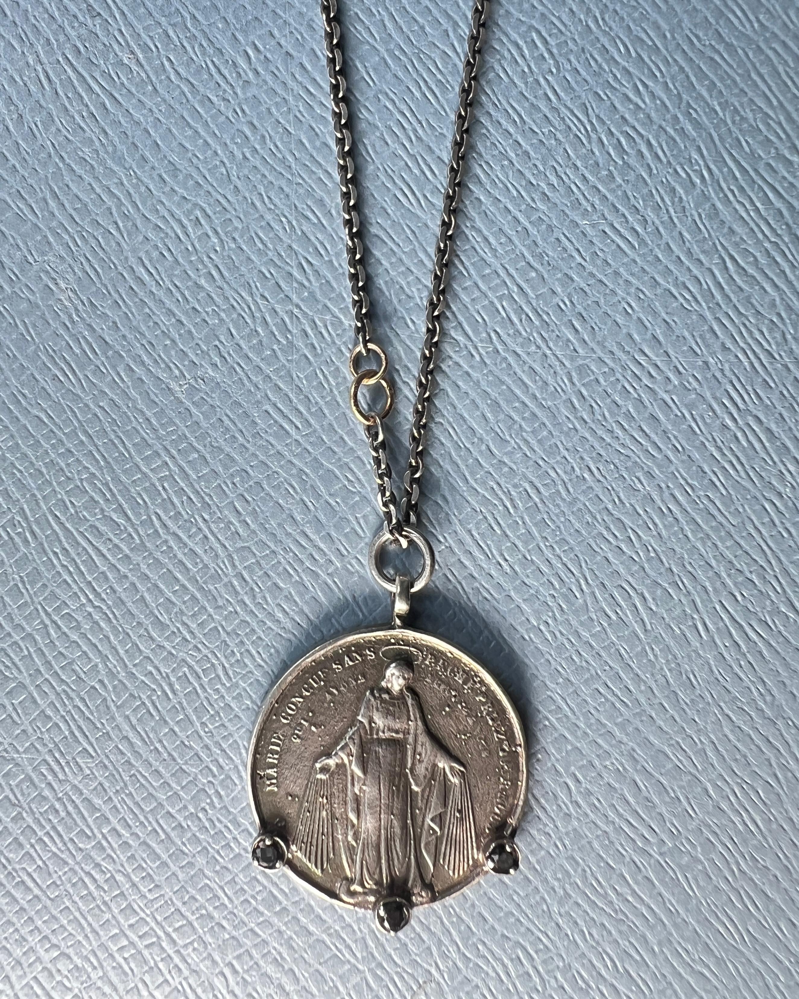 da uomo o donna Collana a catena con medaglia di diamanti neri della Vergine Maria A. Silver in vendita
