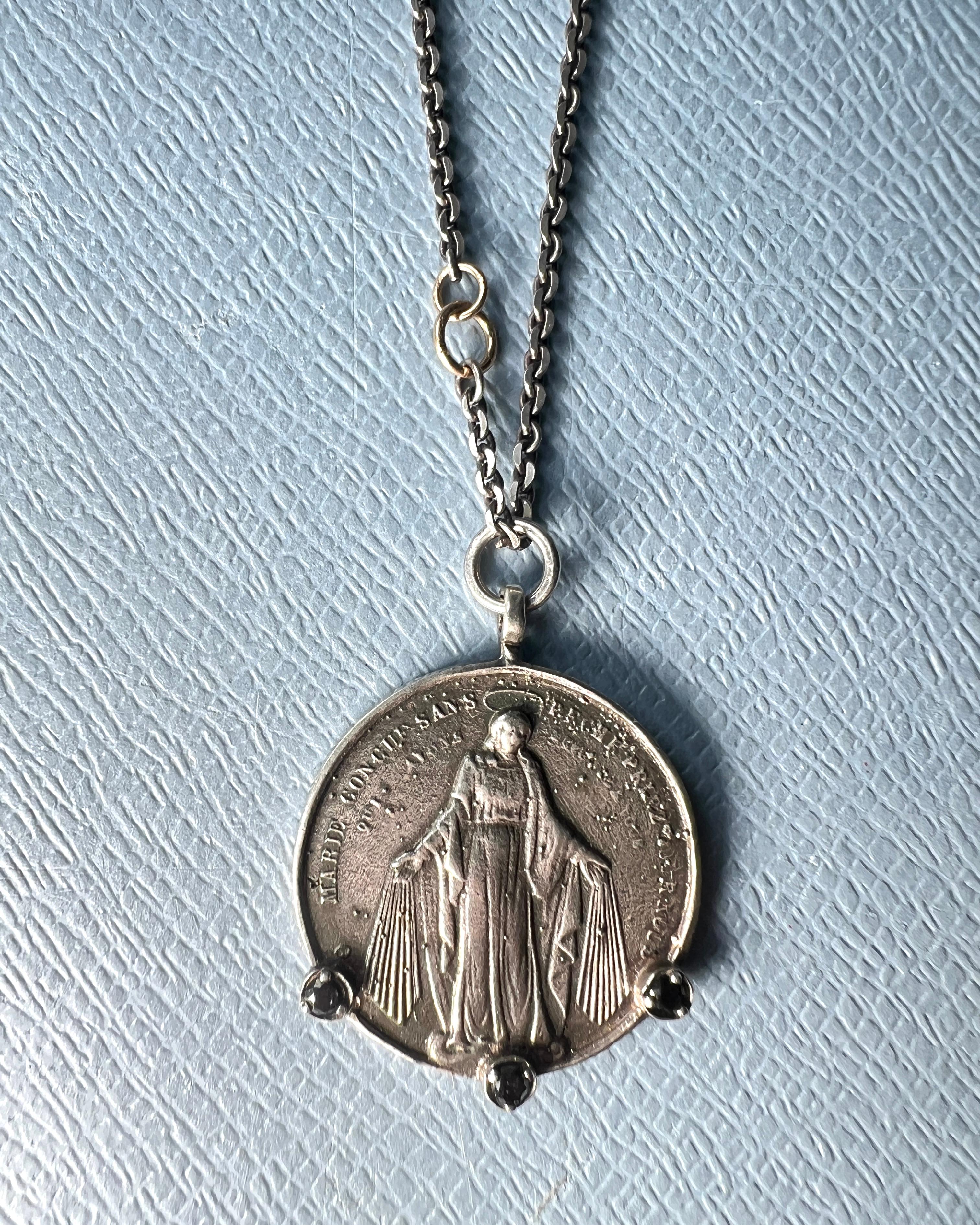 Collana a catena con medaglia di diamanti neri della Vergine Maria A. Silver in vendita 6