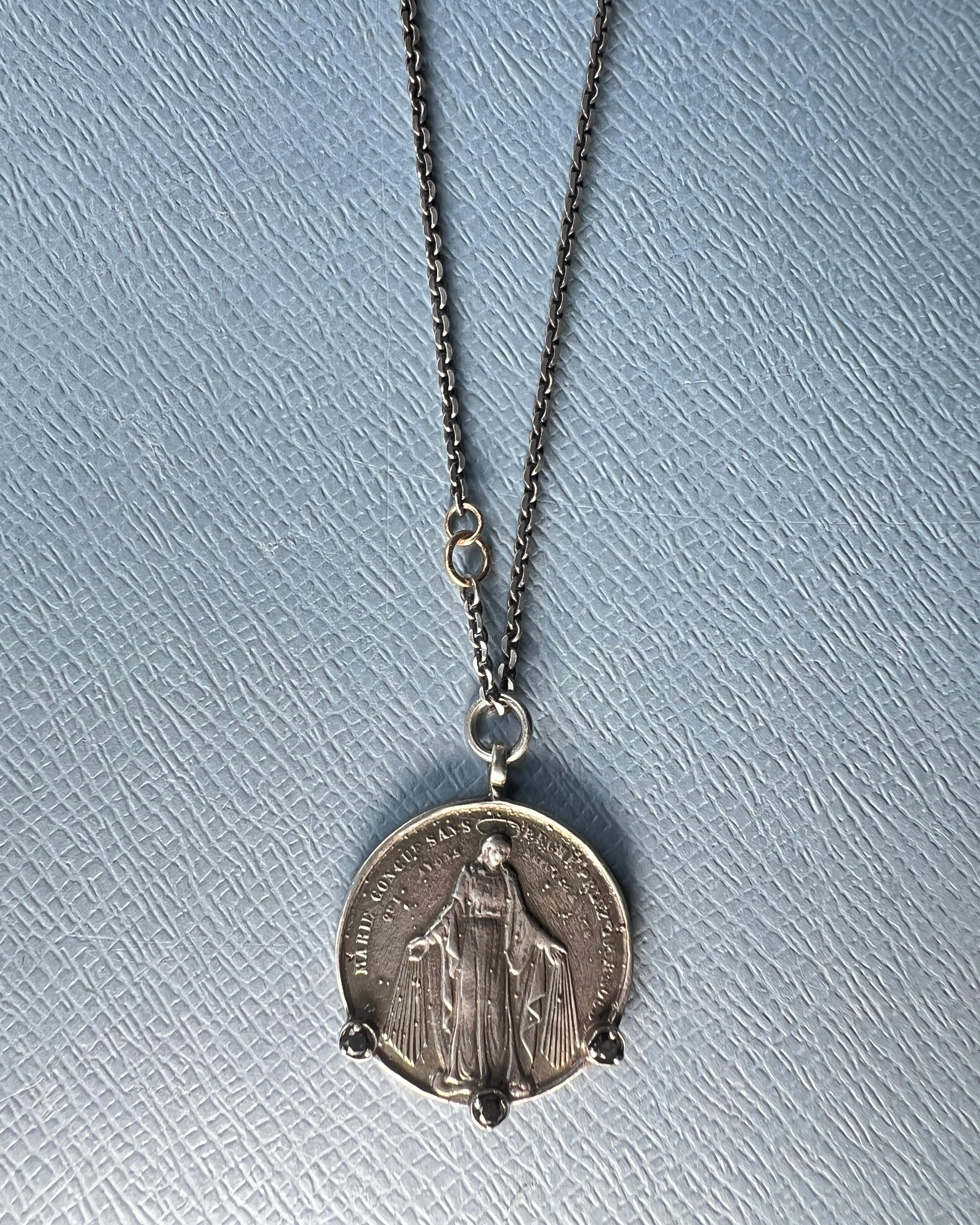 Collana a catena con medaglia di diamanti neri della Vergine Maria A. Silver in vendita 1
