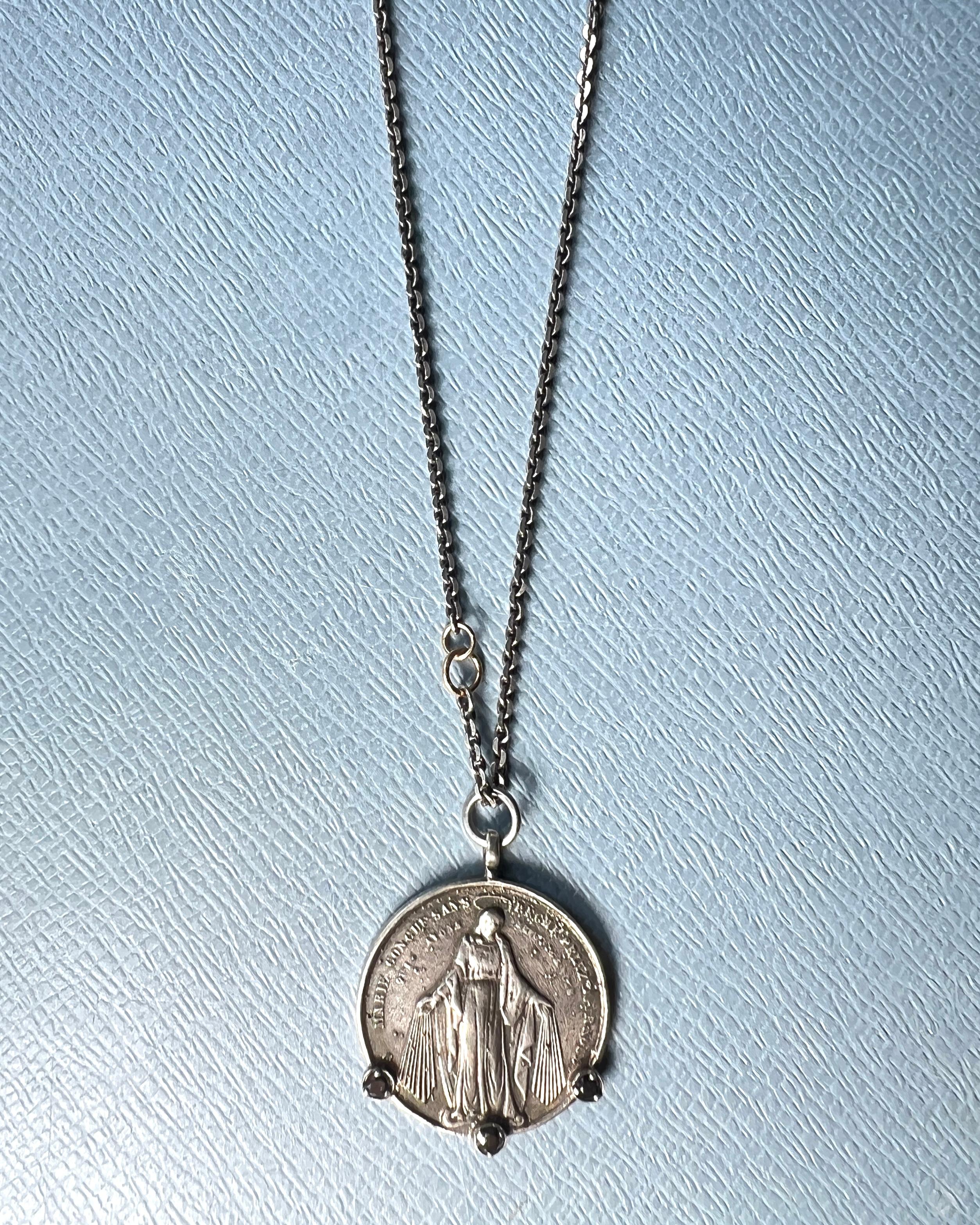 Collana a catena con medaglia di diamanti neri della Vergine Maria A. Silver In condizioni Nuovo in vendita a Los Angeles, CA