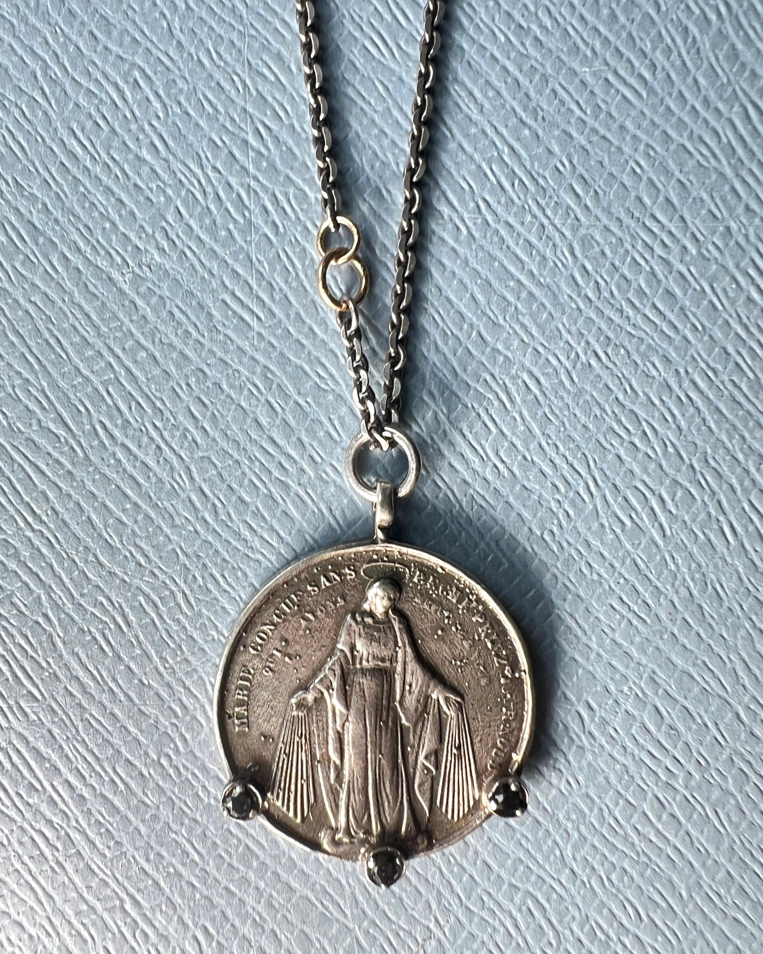 Vittoriano Collana a catena con medaglia di diamanti neri della Vergine Maria A. Silver in vendita