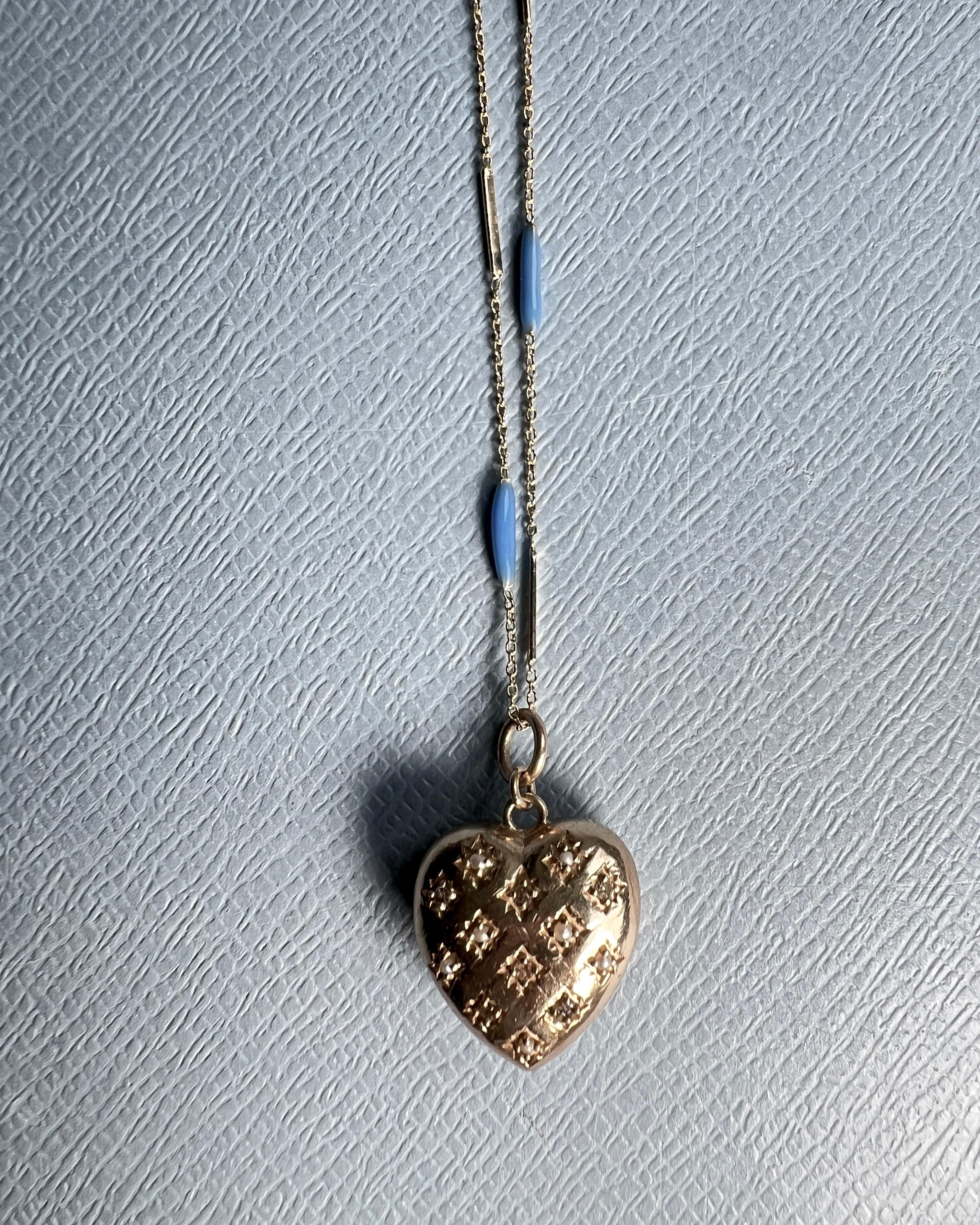 Perla con diamante bianco Stile vittoriano Collana con catena a cuore in oro 14k Smalto azzurro

Collana a catena in argento con smalto azzurro e placca d'oro 14k con diamante bianco  Ciondolo con cuore e perle, stile Memento Moris
Progettista: J