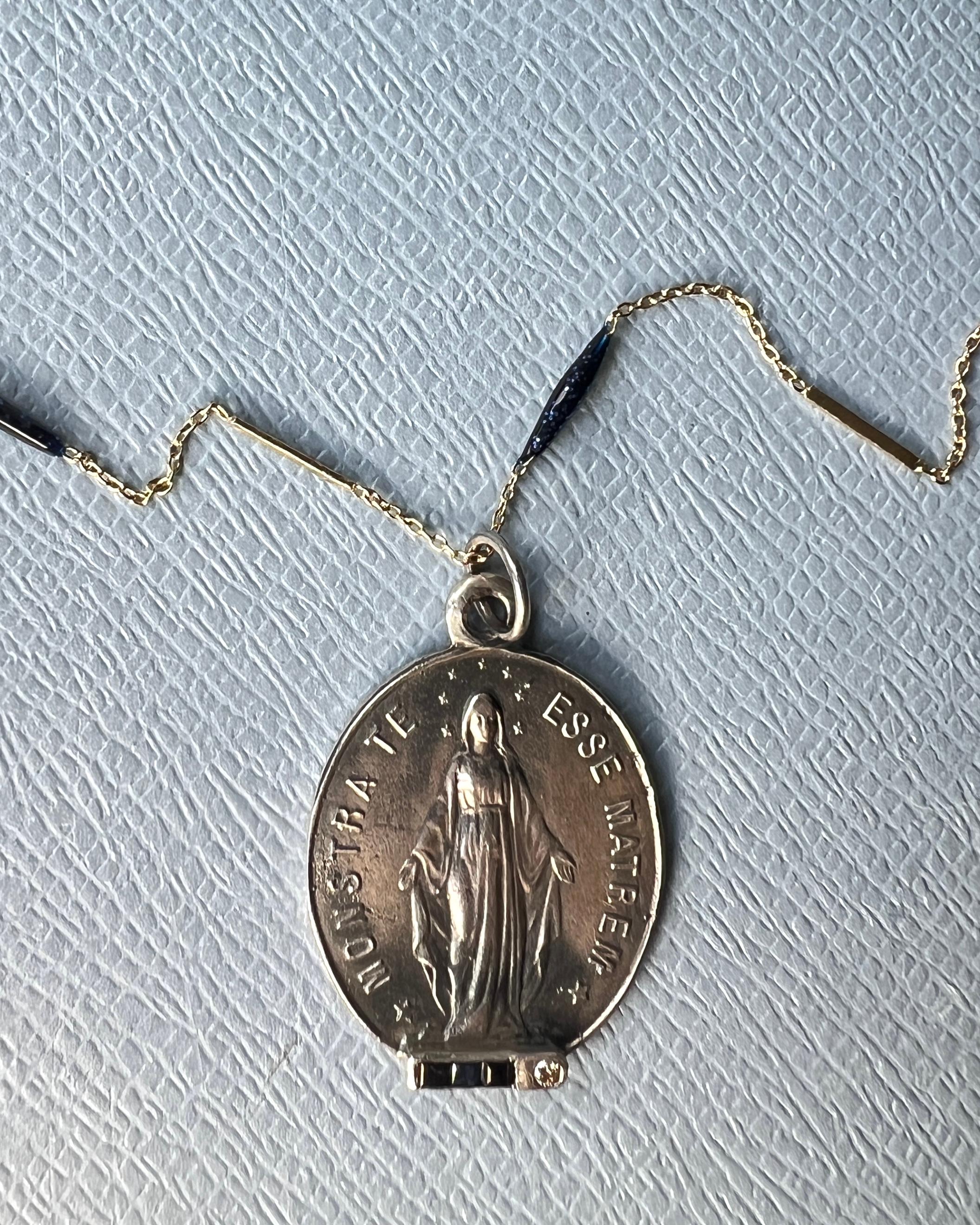 Collana smaltata con medaglia ovale con diamante e zaffiro blu In condizioni Nuovo in vendita a Los Angeles, CA