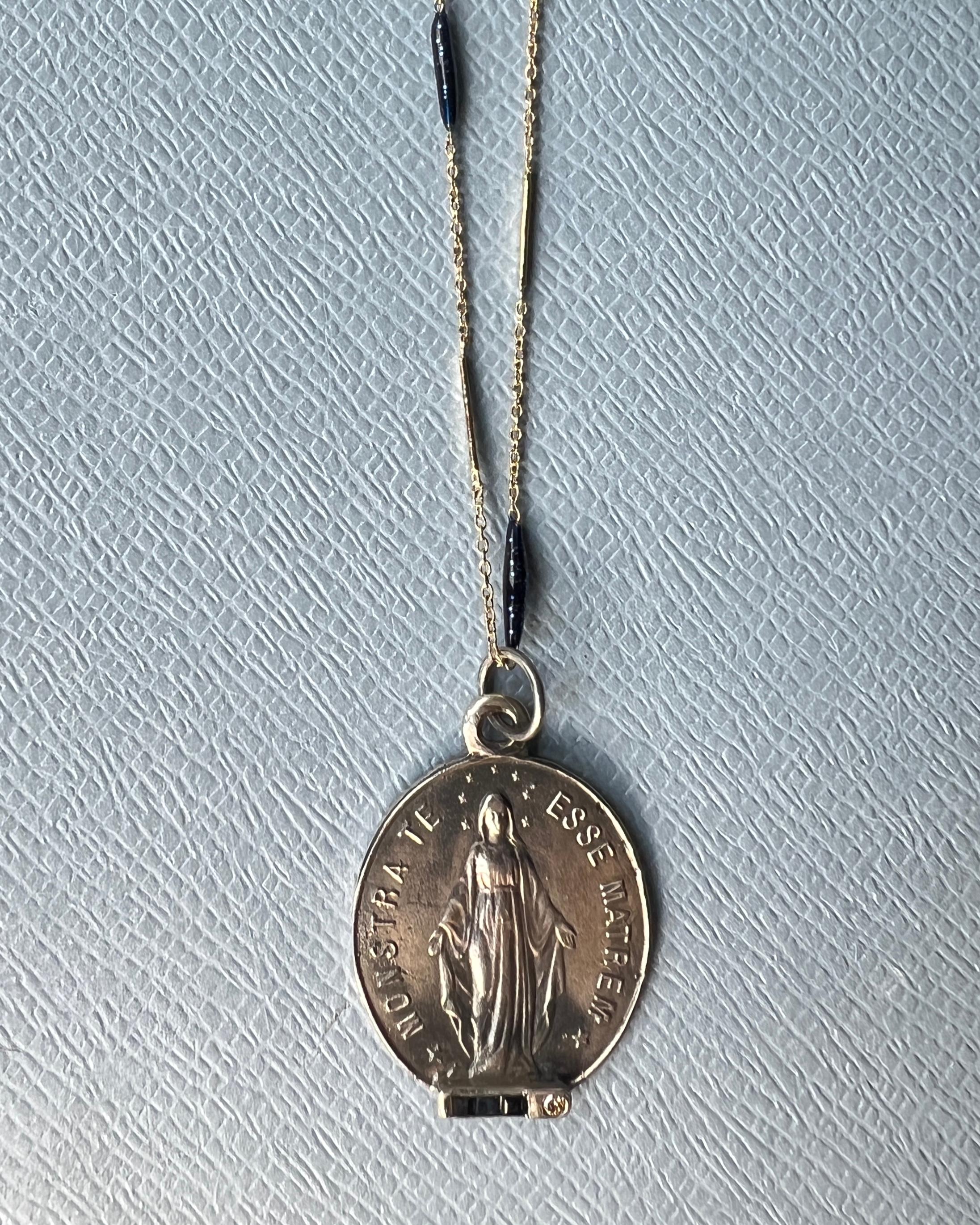 Collana smaltata con medaglia ovale con diamante e zaffiro blu in vendita 1