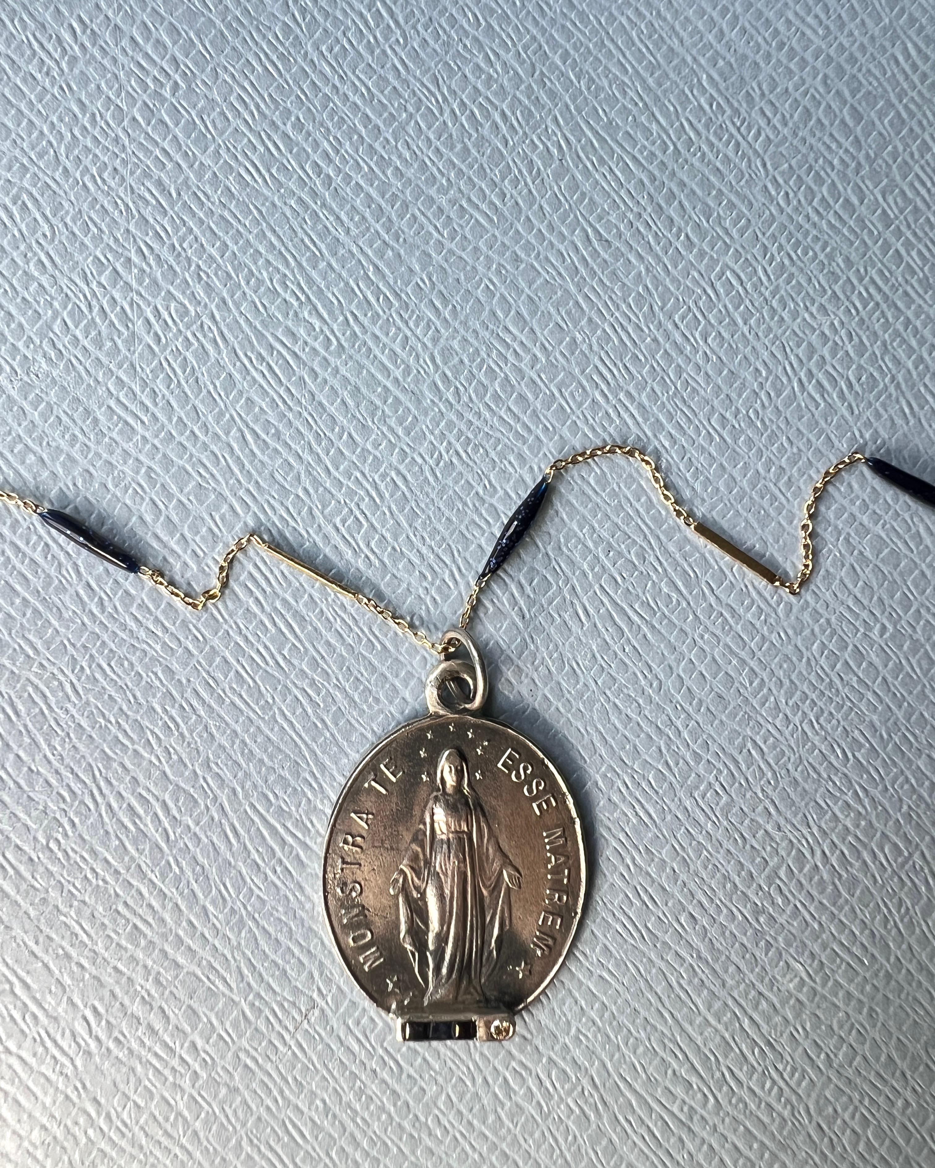 Taglio brillante Collana smaltata con medaglia ovale con diamante e zaffiro blu in vendita