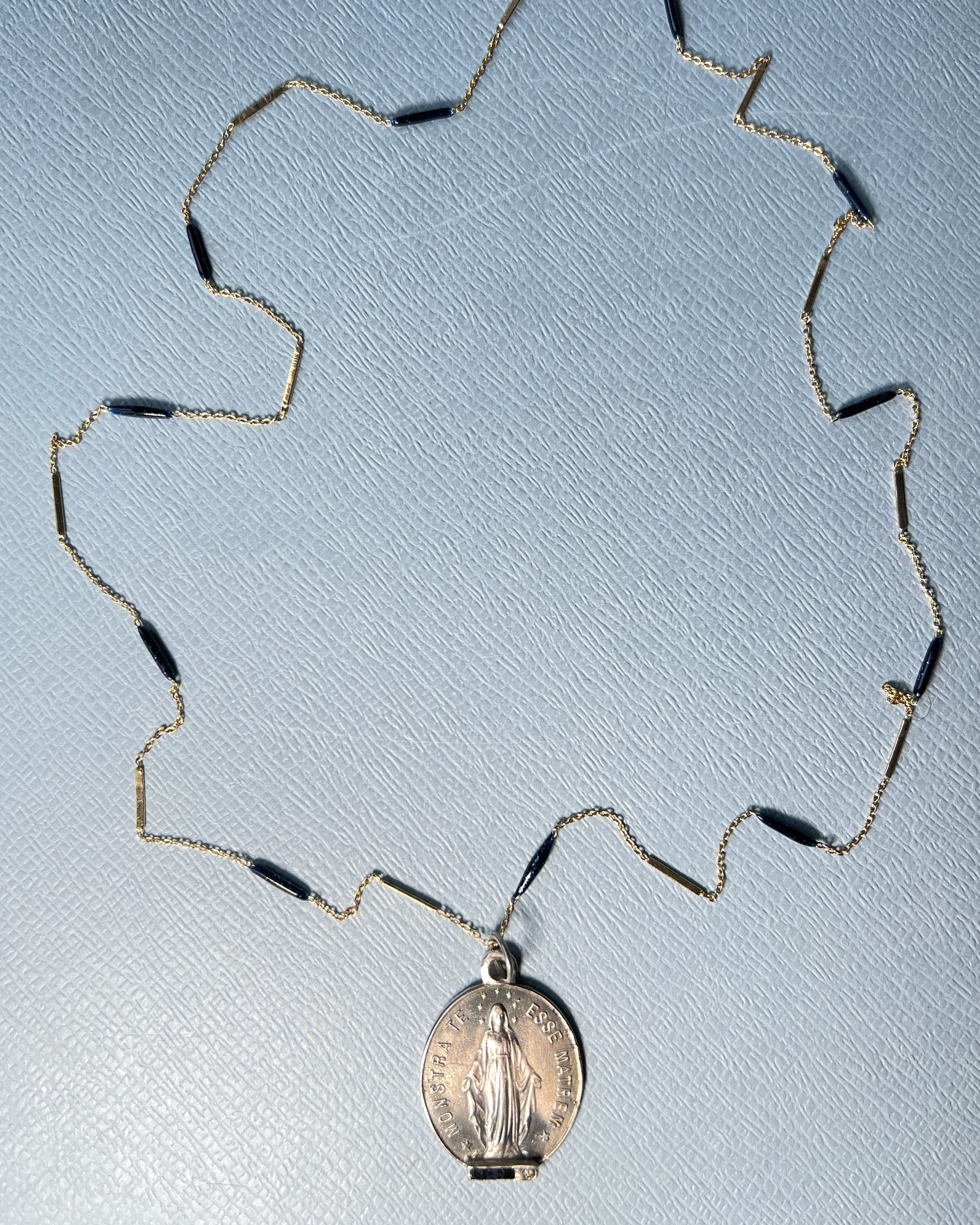 Collana smaltata con medaglia ovale con diamante e zaffiro blu 

Progettista: J Dauphin

Questa Madonna ovale in argento con incastonatura di un diamante rotondo e 3 quadrati di zaffiro blu e una catena placcata in oro 14k.

Monstra Te Esse Matrem -