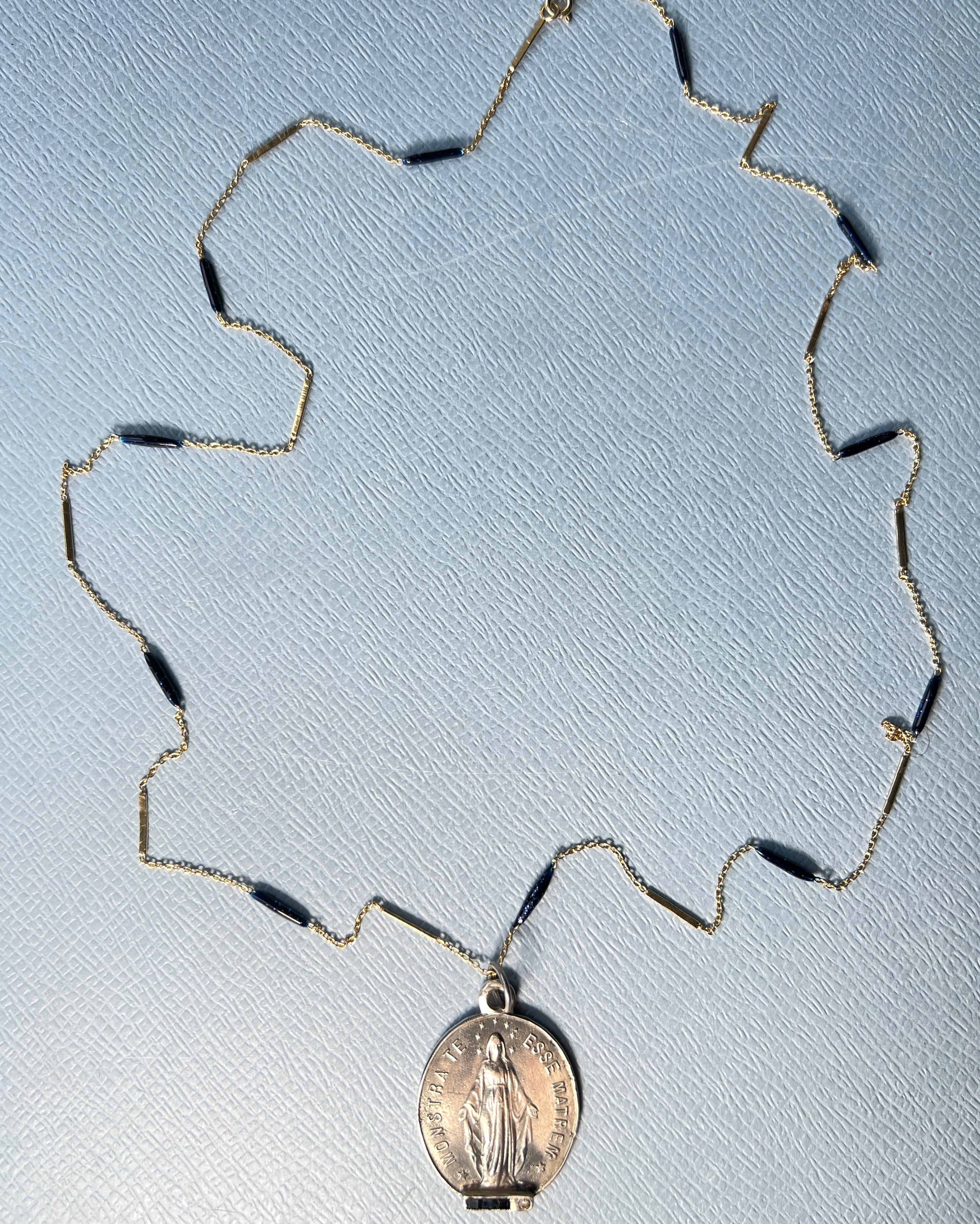 Primo vittoriano Collana smaltata con medaglia ovale con diamante e zaffiro blu in vendita