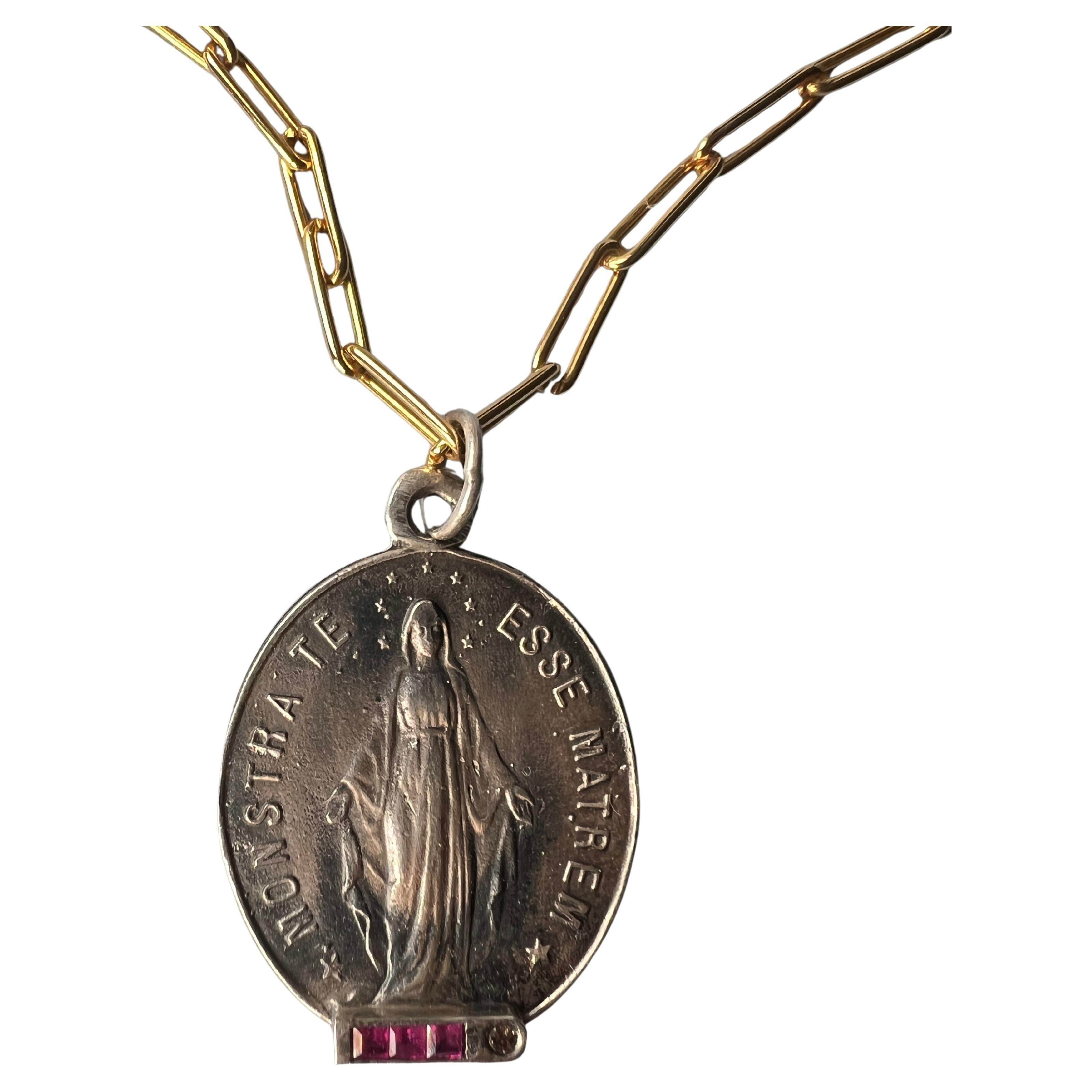 Collana a catena ovale con medaglia miracolosa quadrata di rubino e diamanti in vendita