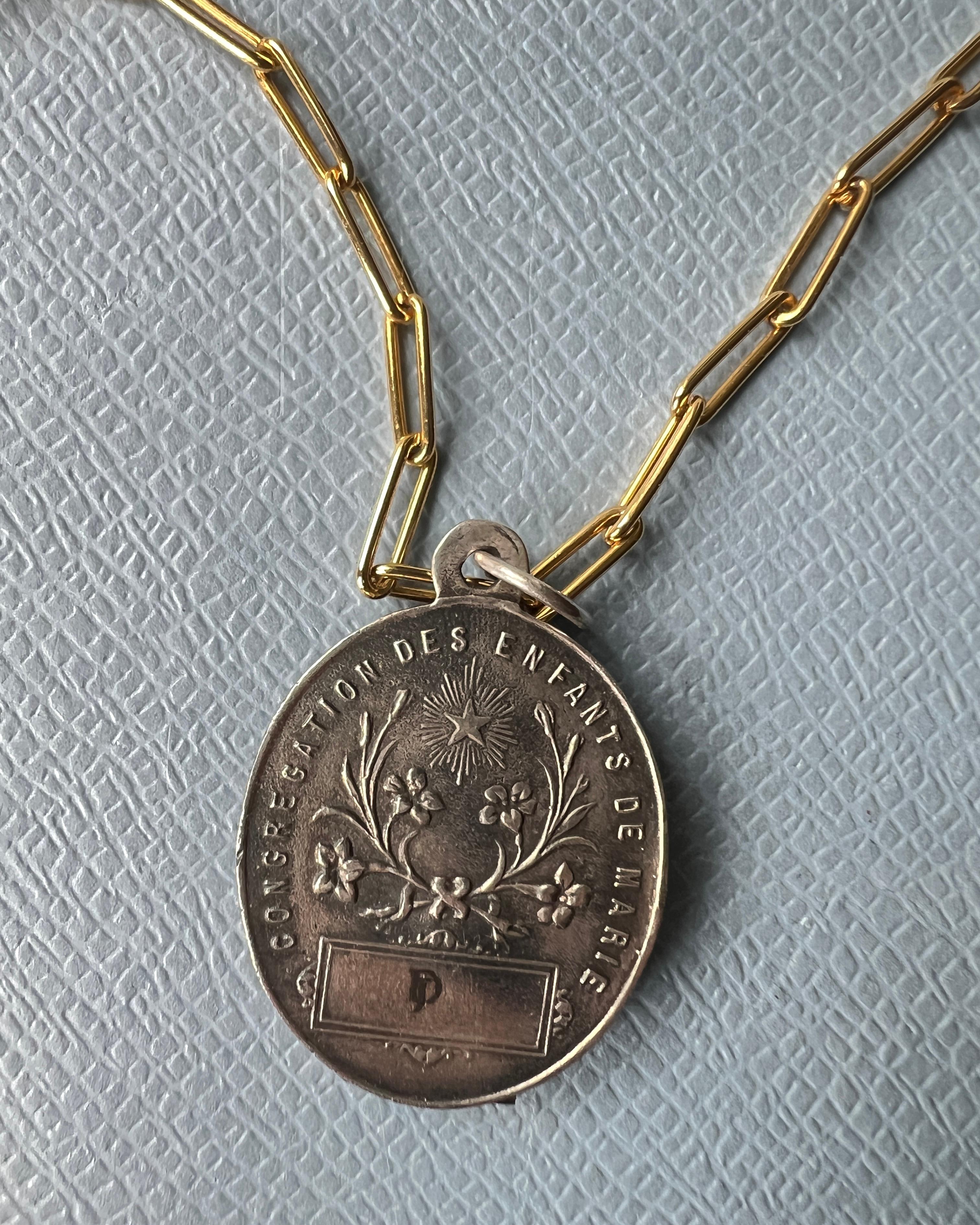 Collana a catena ovale con medaglia miracolosa quadrata di rubino e diamanti in vendita 6