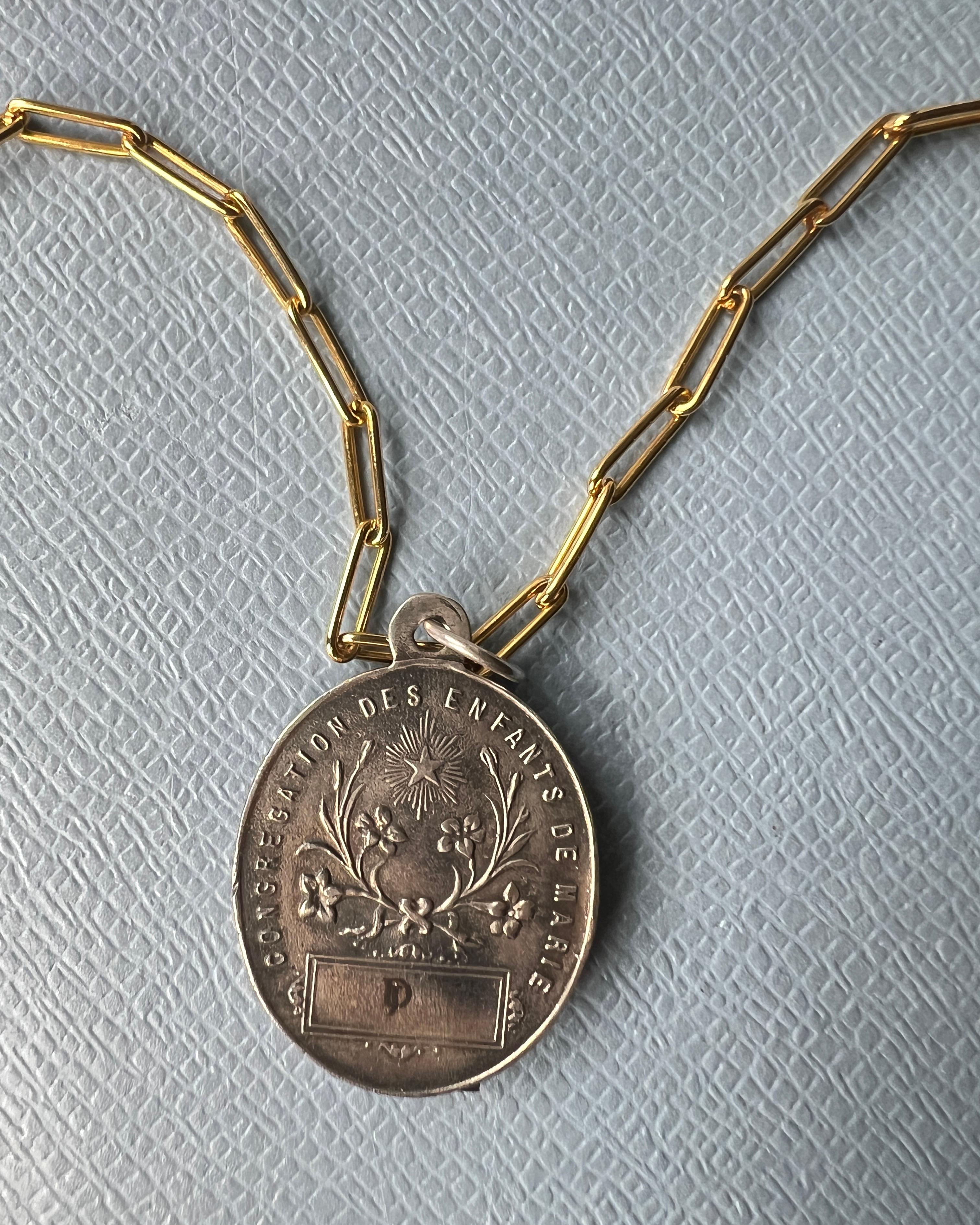 Collana a catena ovale con medaglia miracolosa quadrata di rubino e diamanti in vendita 5