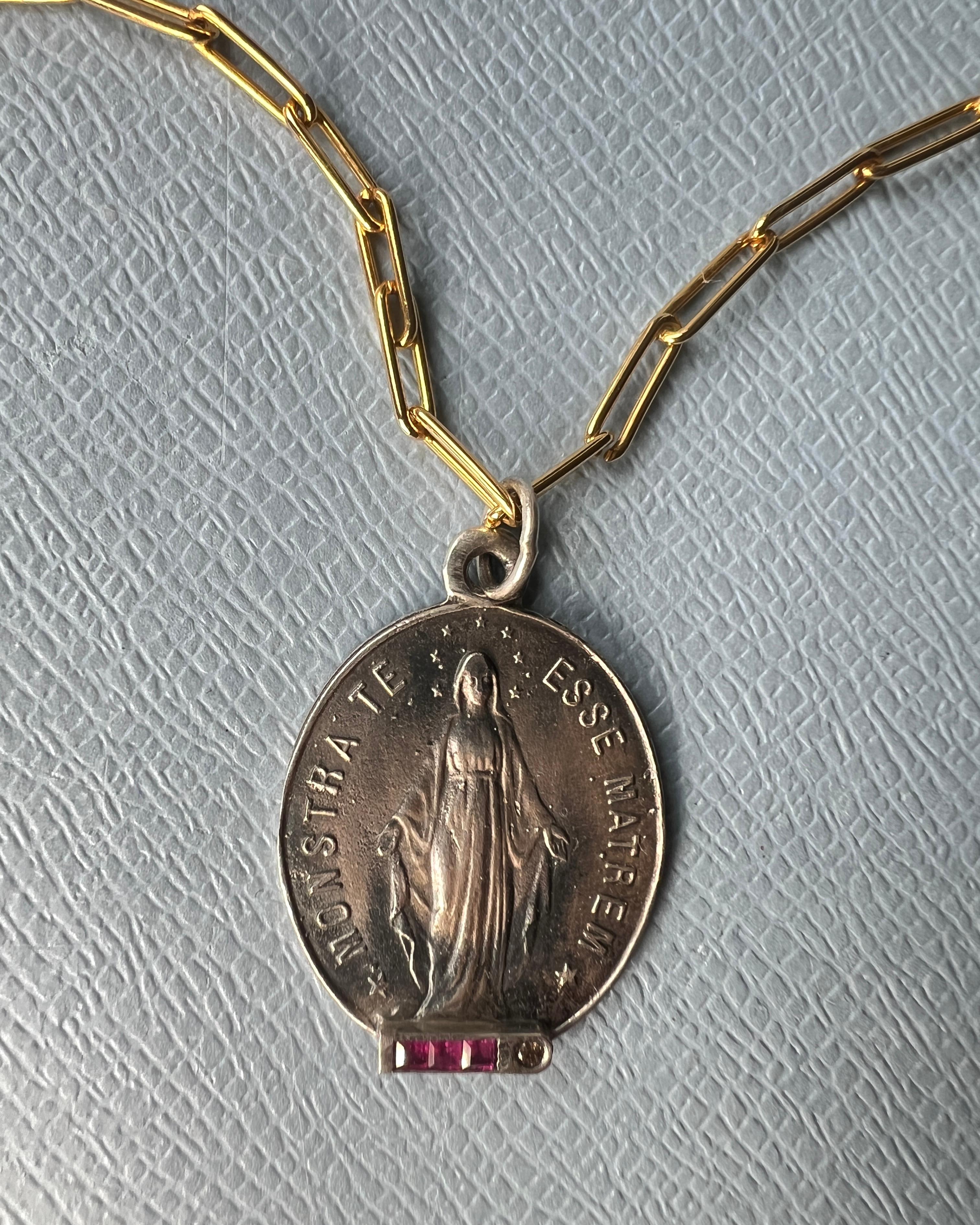 Taglio brillante Collana a catena ovale con medaglia miracolosa quadrata di rubino e diamanti in vendita