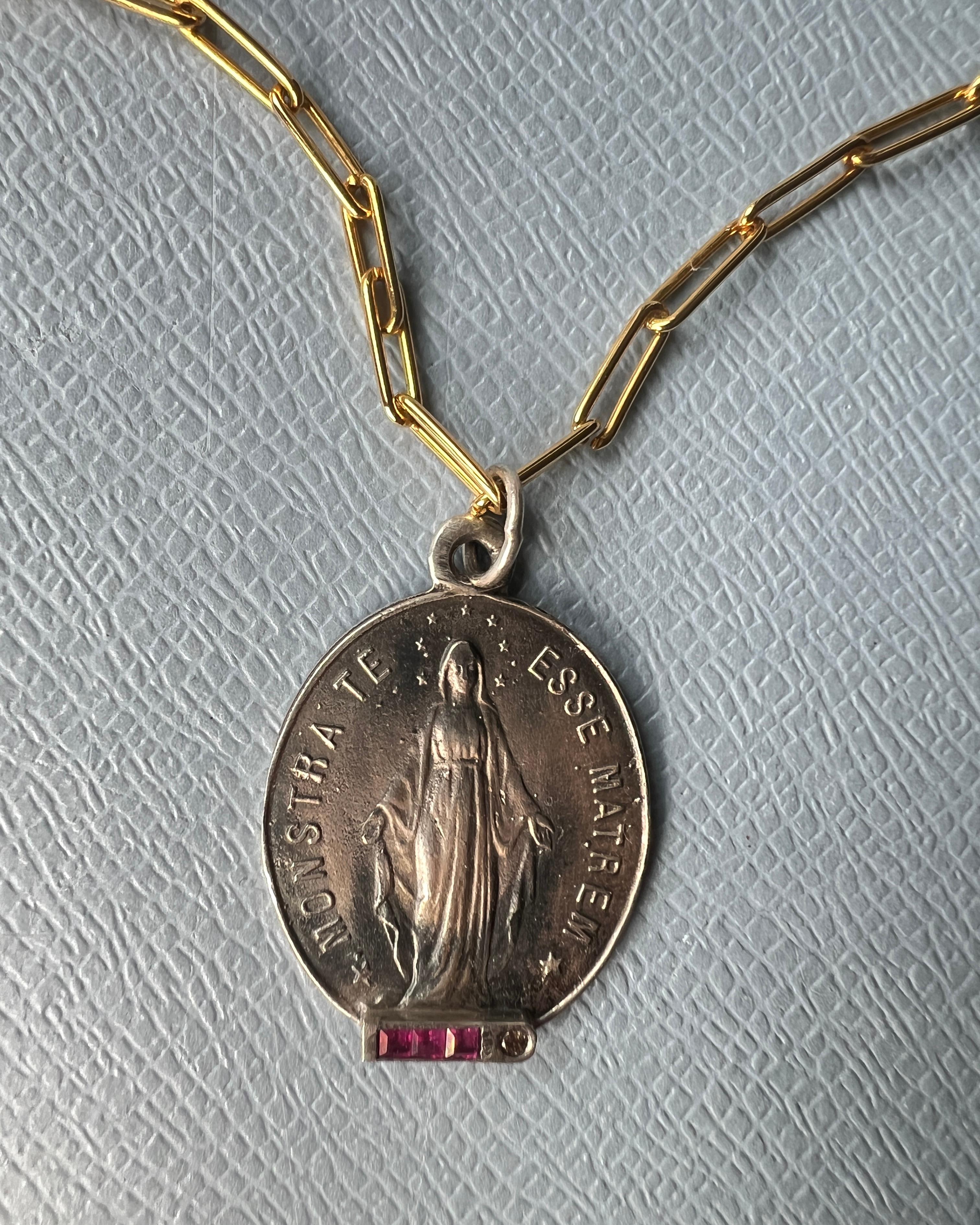 Collana a catena ovale con medaglia miracolosa quadrata di rubino e diamanti In condizioni Nuovo in vendita a Los Angeles, CA