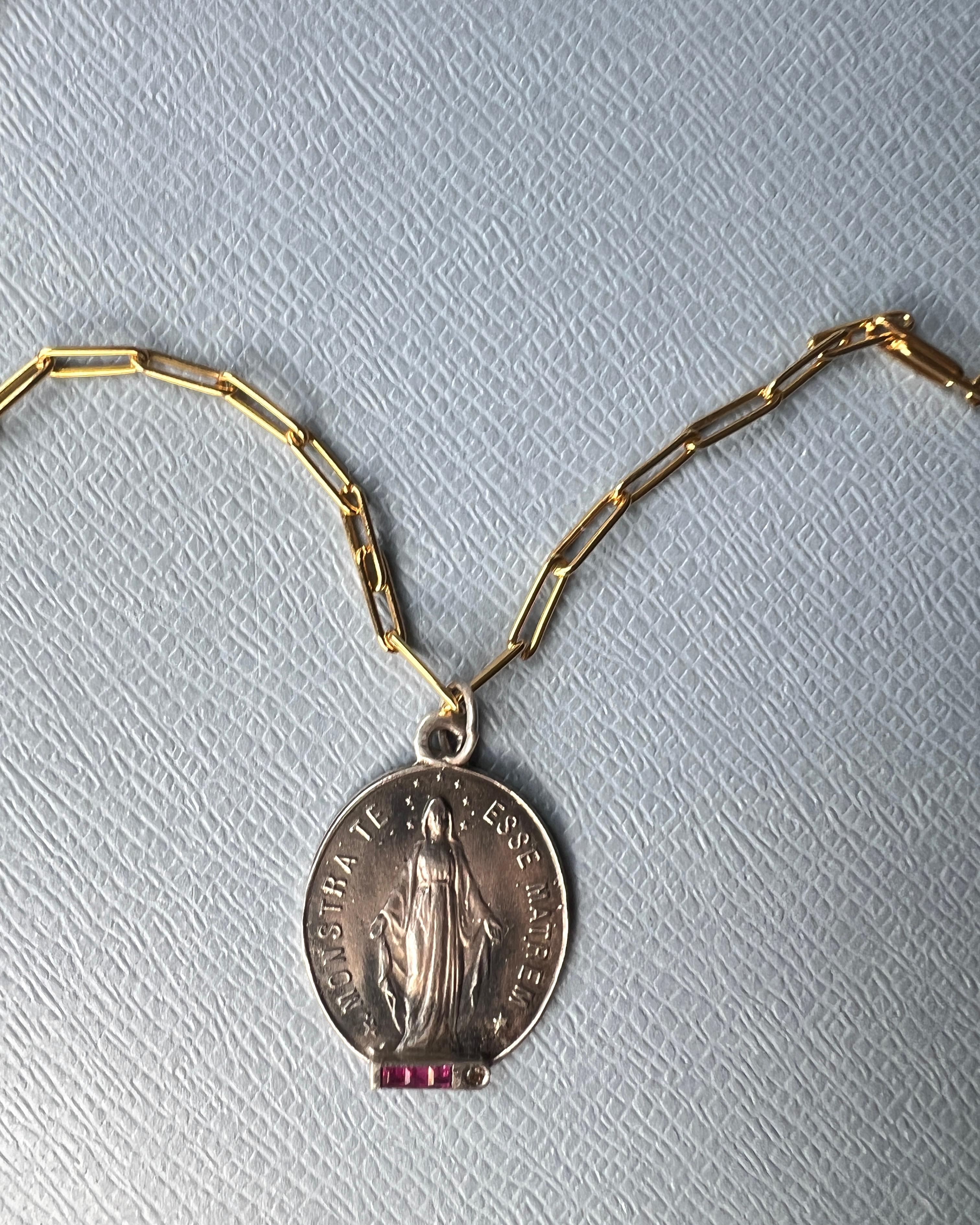 Primo vittoriano Collana a catena ovale con medaglia miracolosa quadrata di rubino e diamanti in vendita