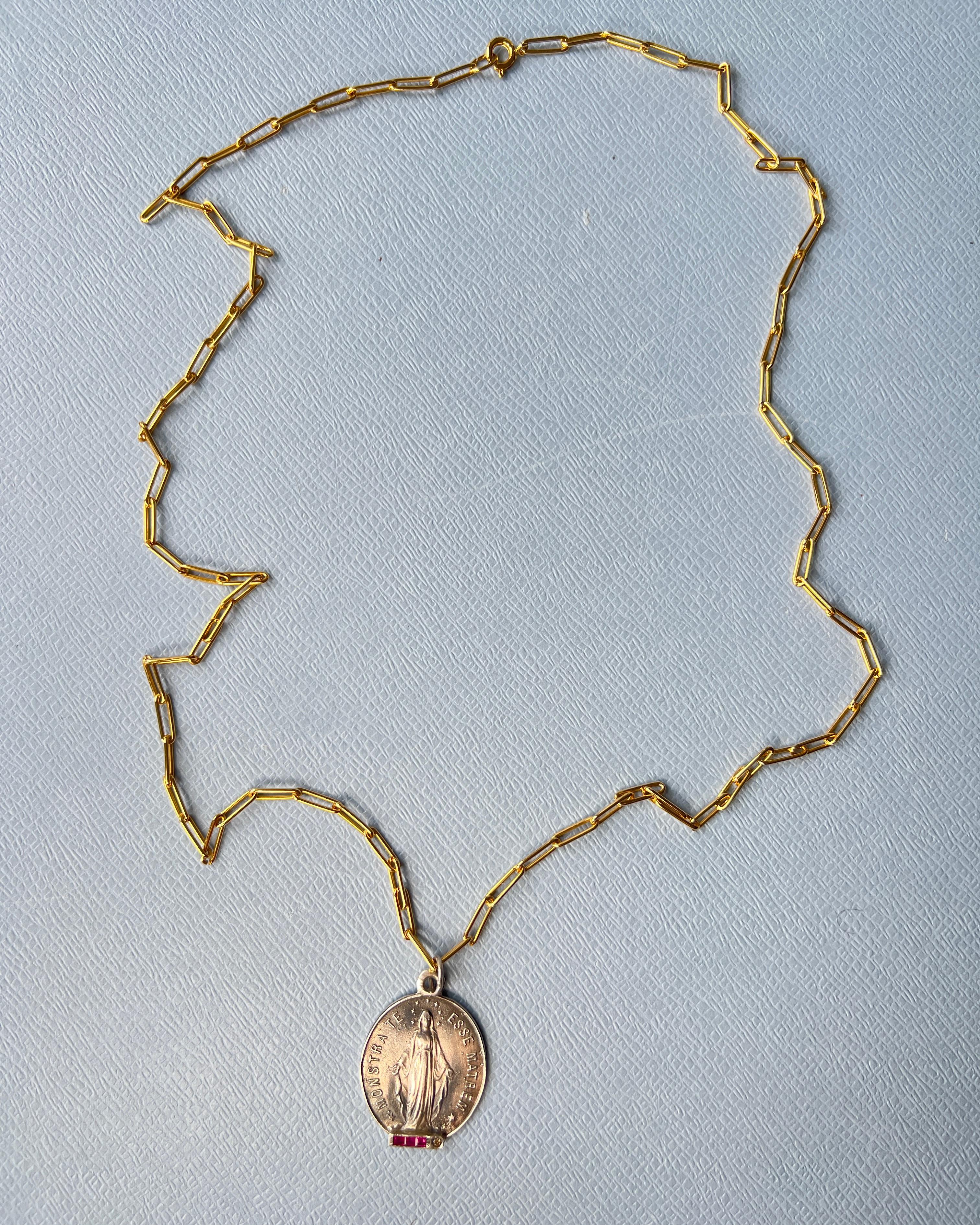 Collana a catena ovale con medaglia miracolosa quadrata di rubino e diamanti

Questa Madonna ovale in argento con incastonati un diamante rotondo e 3 quadrati di rubino e una catena placcata in oro 14k con smalto bianco. 

Monstra Te Esse Matrem -