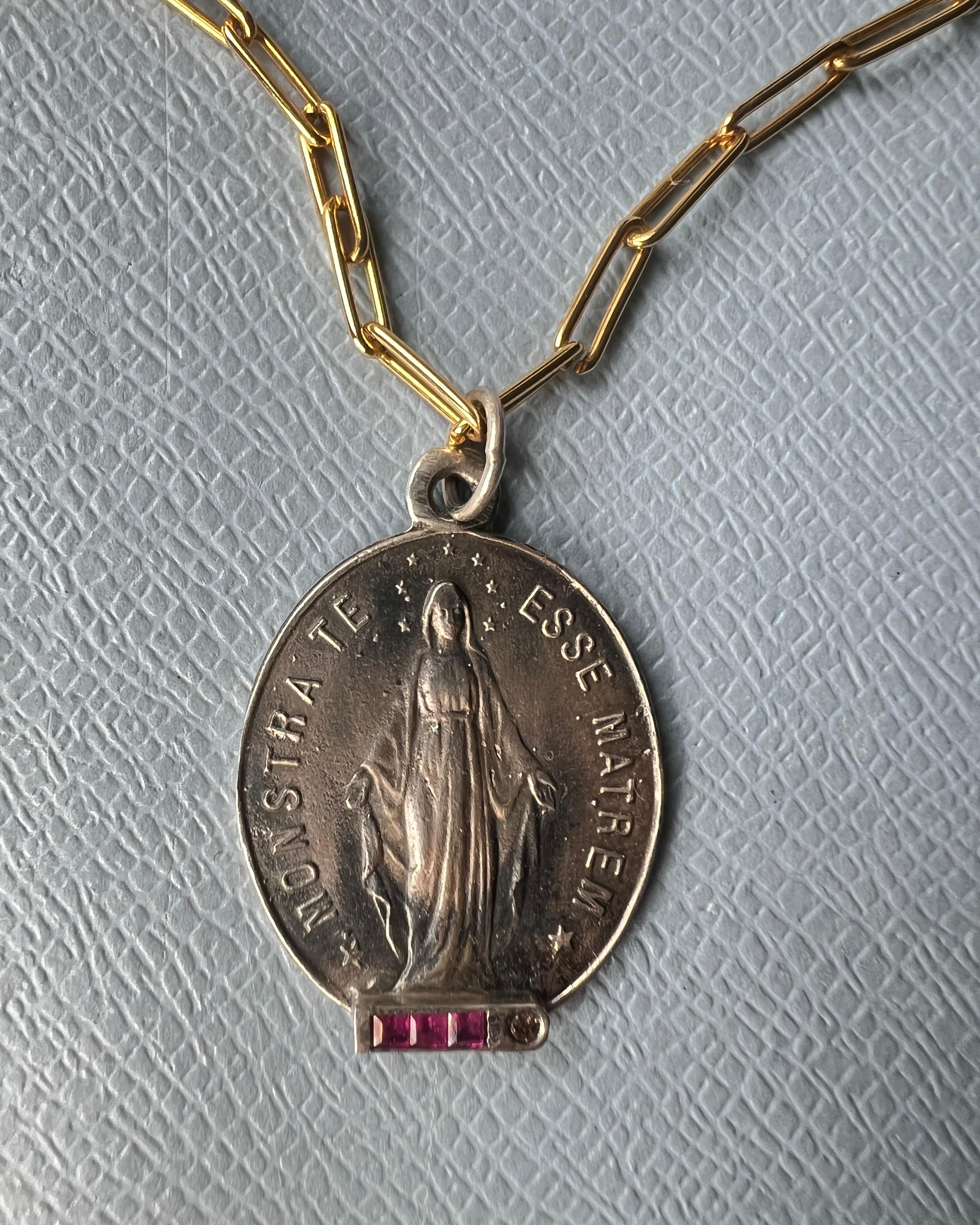 Collana a catena ovale con medaglia miracolosa quadrata di rubino e diamanti in vendita 2