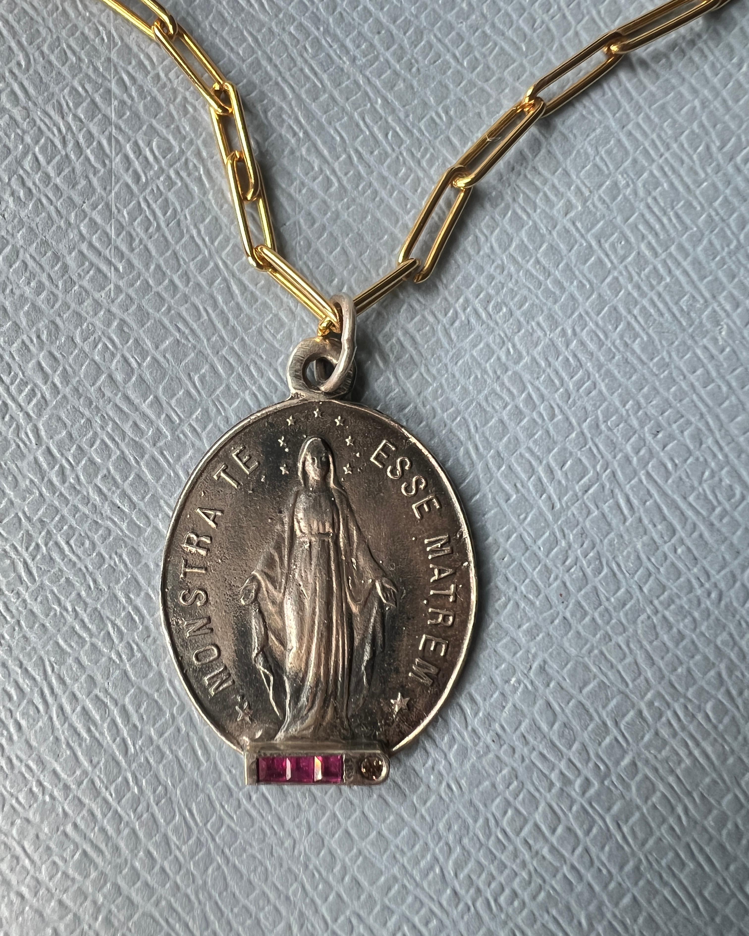 Collana a catena ovale con medaglia miracolosa quadrata di rubino e diamanti in vendita 4