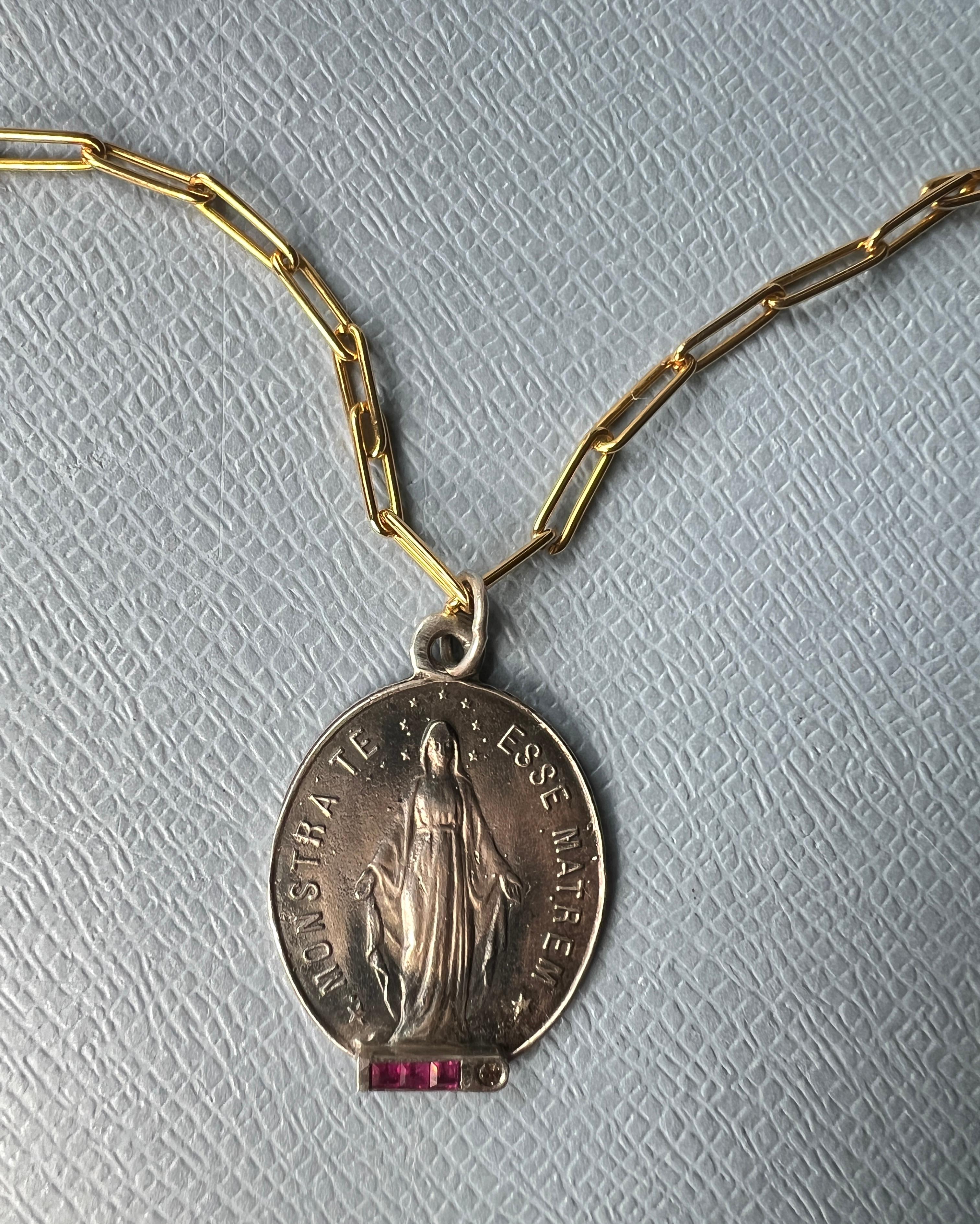 Donna Collana a catena ovale con medaglia miracolosa quadrata di rubino e diamanti in vendita