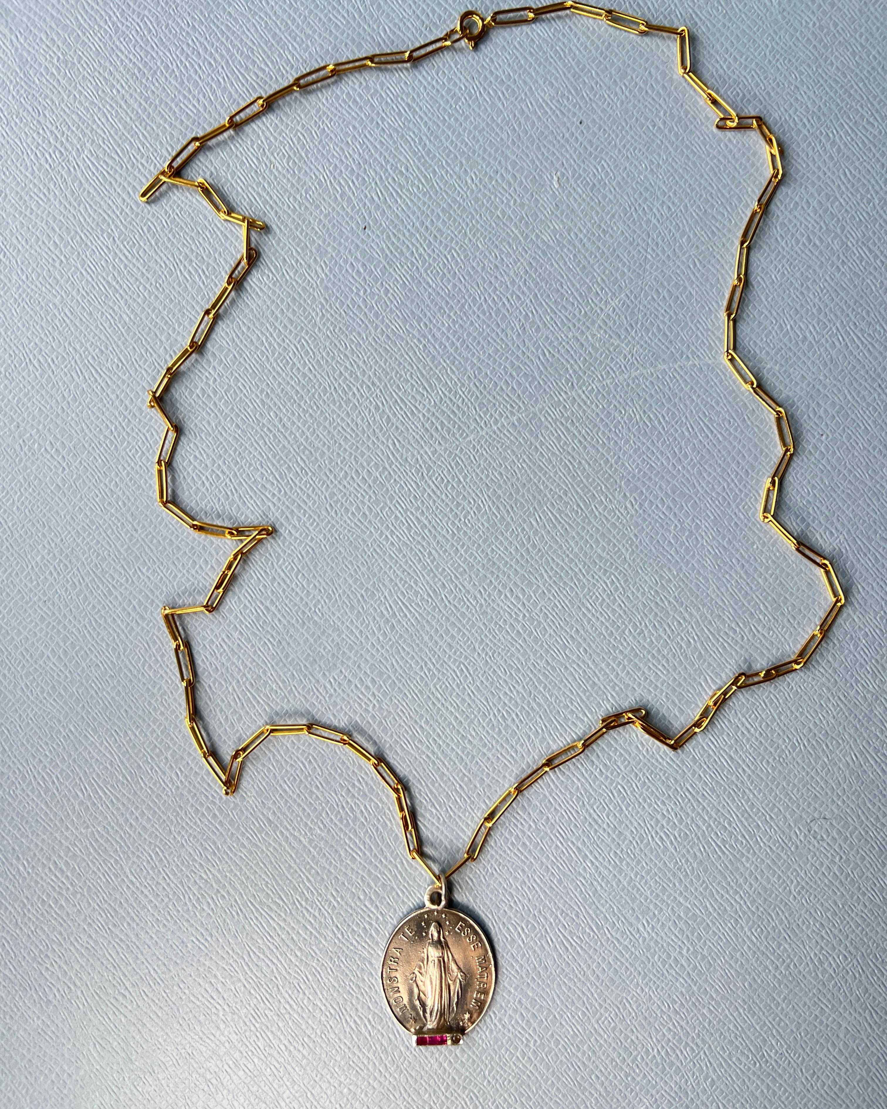 Collana a catena ovale con medaglia miracolosa quadrata di rubino e diamanti in vendita 1