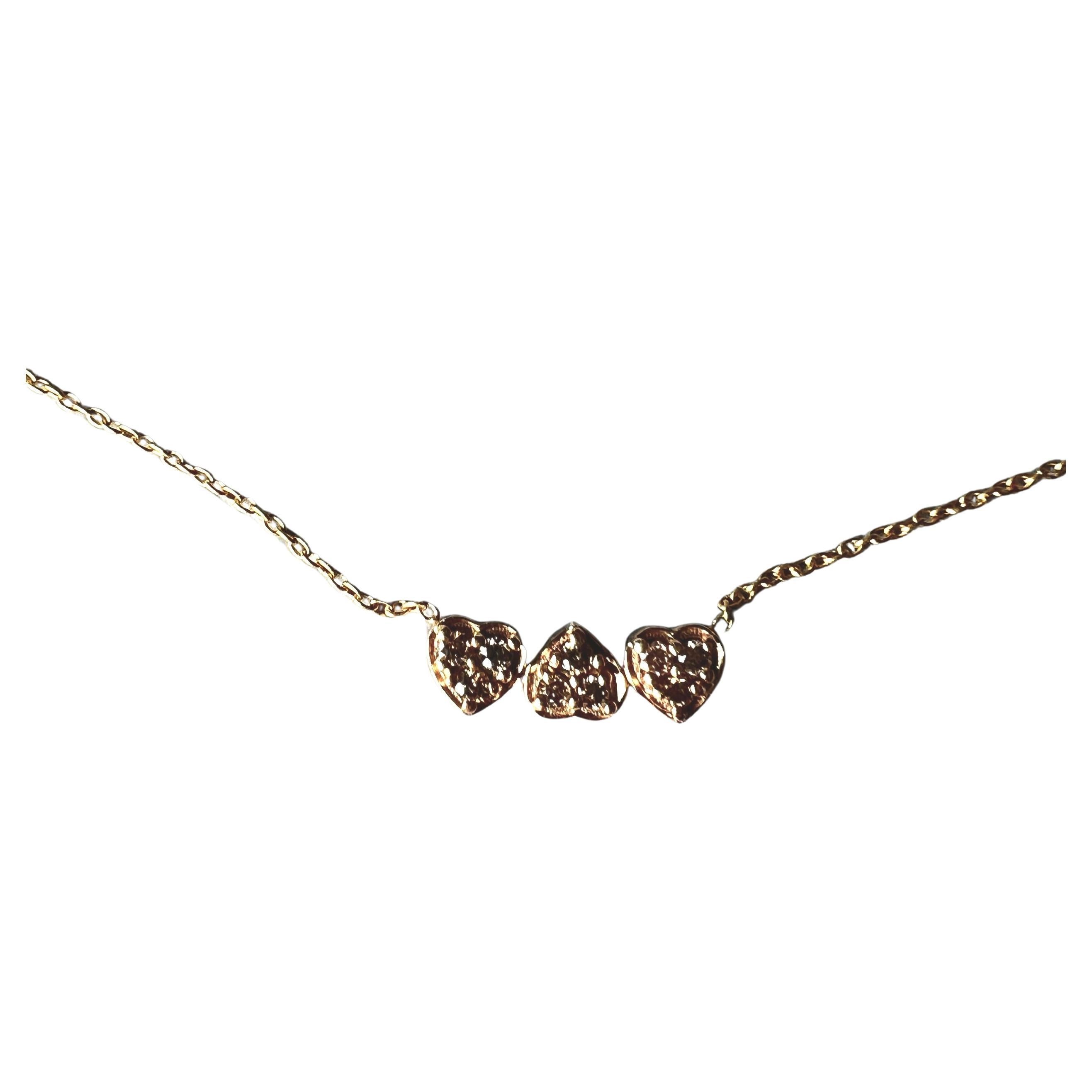 Collana a catena con tre cuori di diamanti bianchi, girocollo in oro 14k in vendita