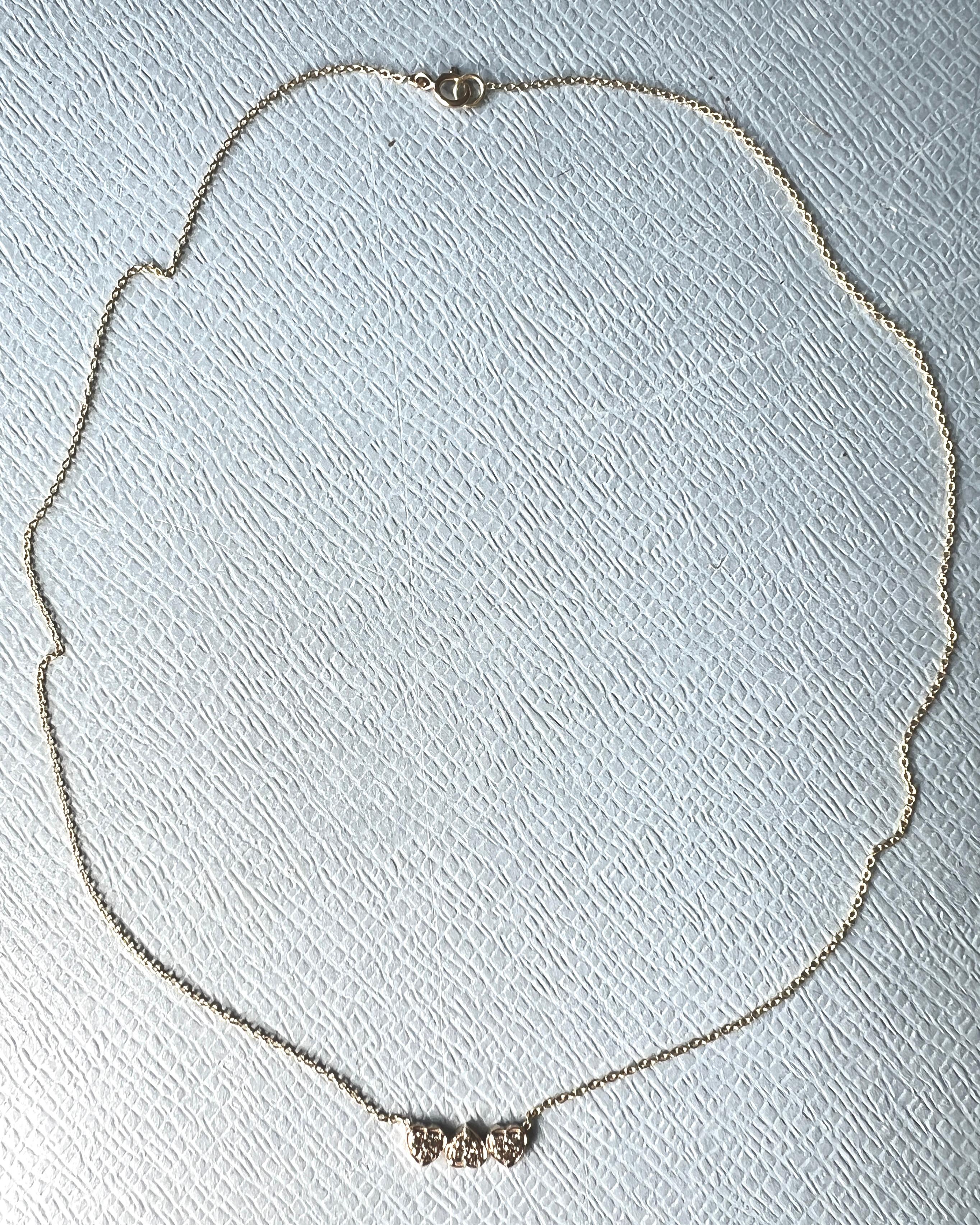 Vittoriano Collana a catena con tre cuori di diamanti bianchi, girocollo in oro 14k in vendita