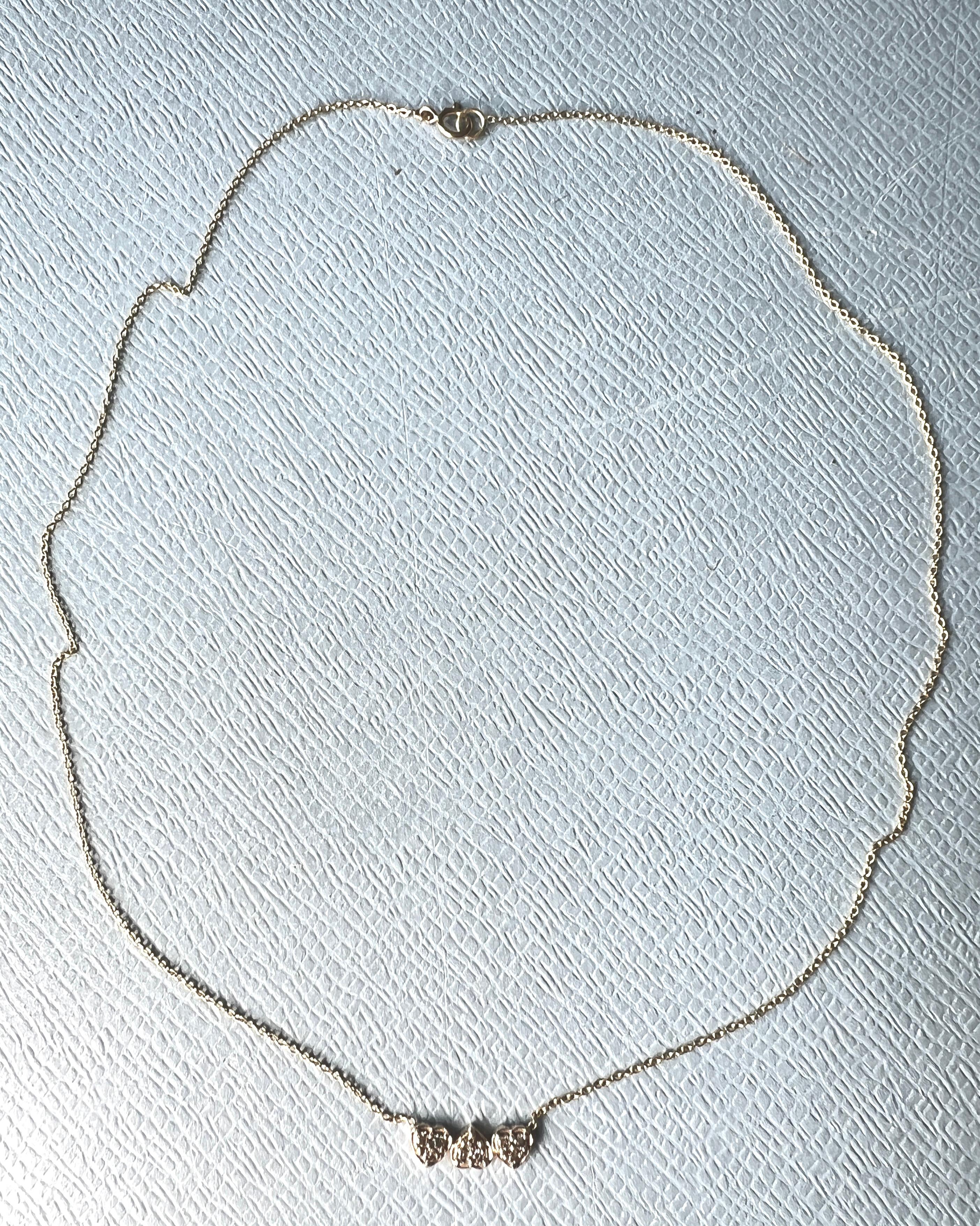 Collana a tre cuori con catena di diamanti, girocollo in oro massiccio 14k 

Progettista: J Dauphin

9 pezzi di diamanti bianchi taglio singolo incastonati in 3 cuori 

Lunghezza: 16 pollici 

Materiale: Collana in oro massiccio 14 K.

I diamanti