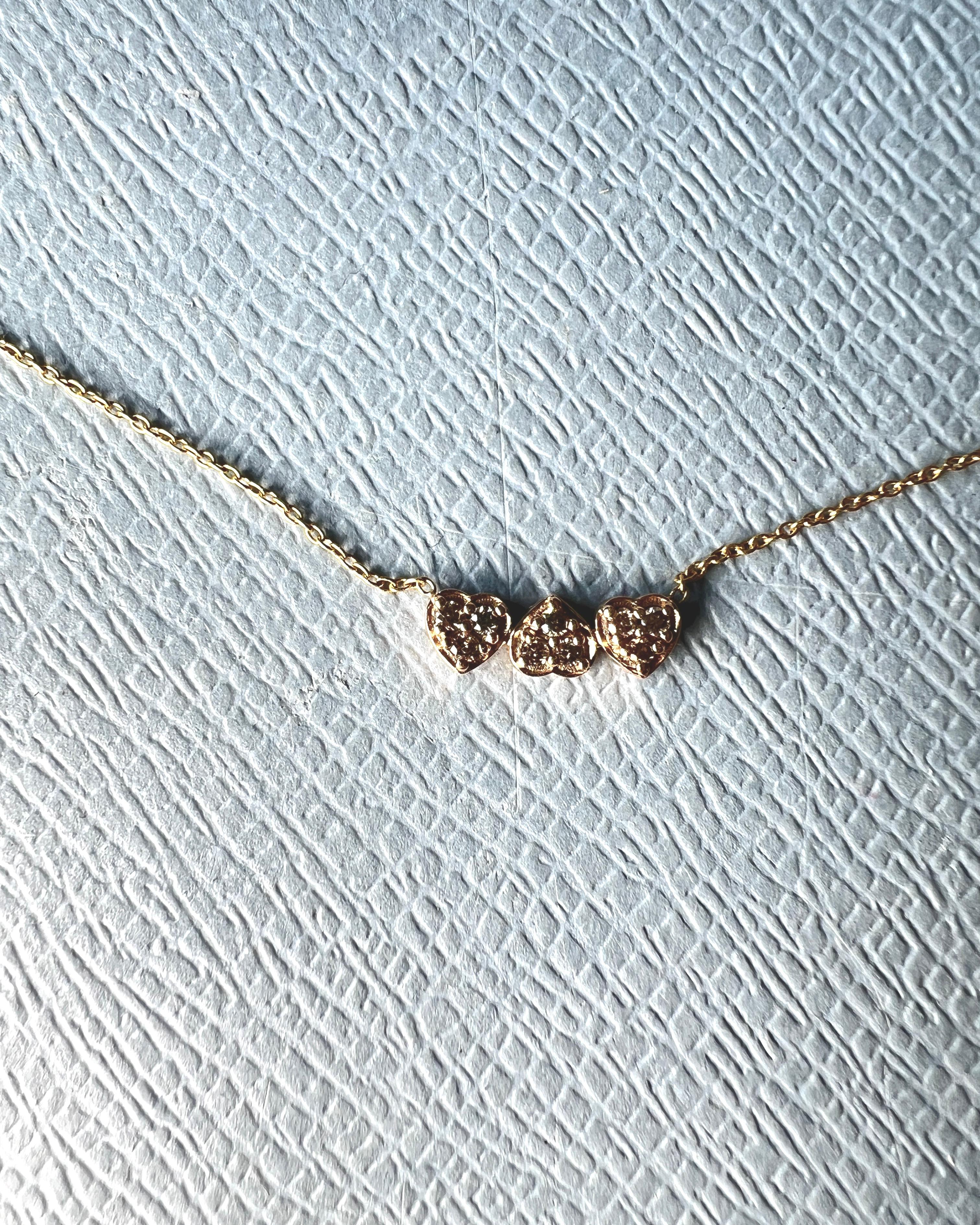 Taglio singolo Collana a catena con tre cuori di diamanti bianchi, girocollo in oro 14k in vendita