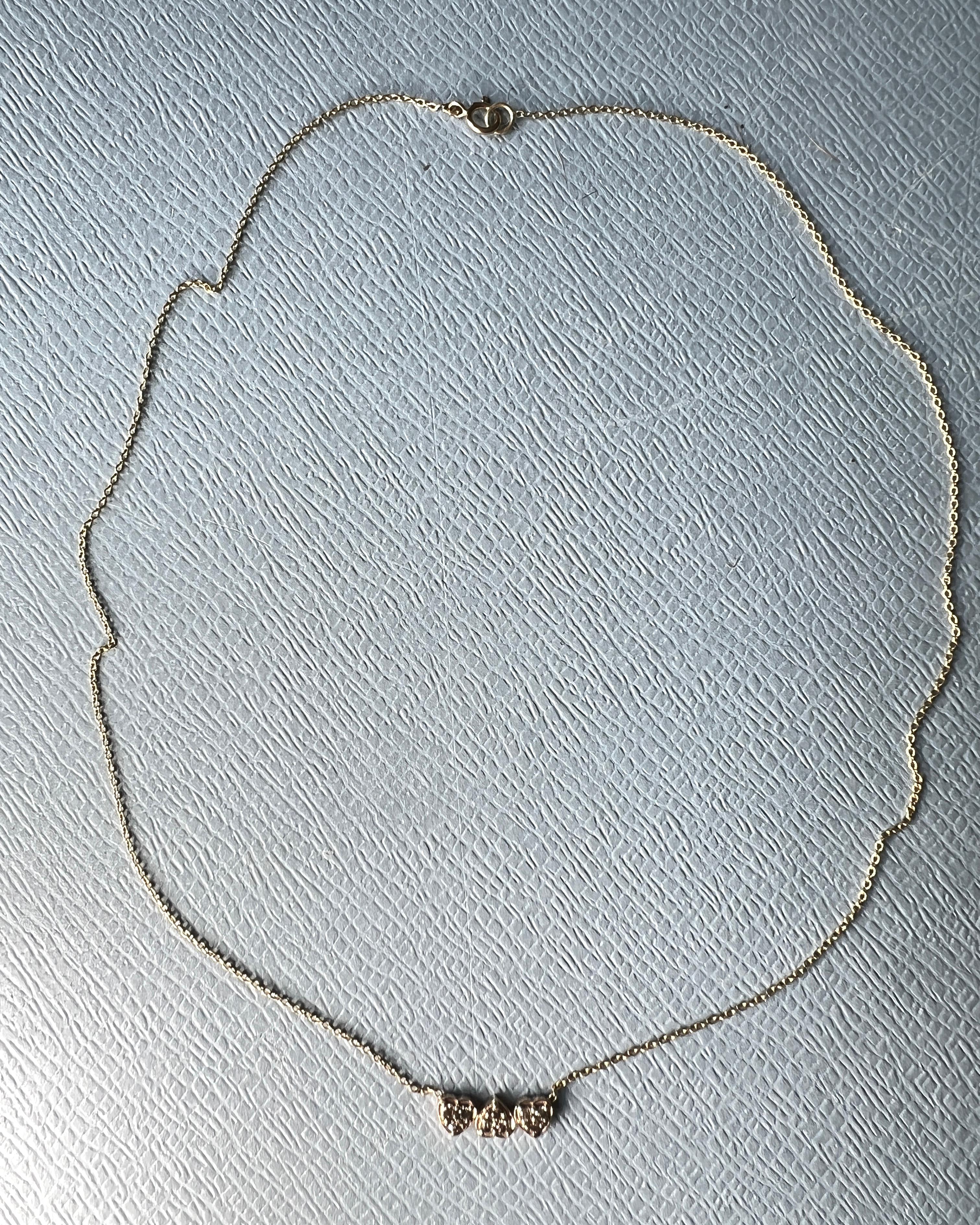 Collana a catena con tre cuori di diamanti bianchi, girocollo in oro 14k in vendita 1