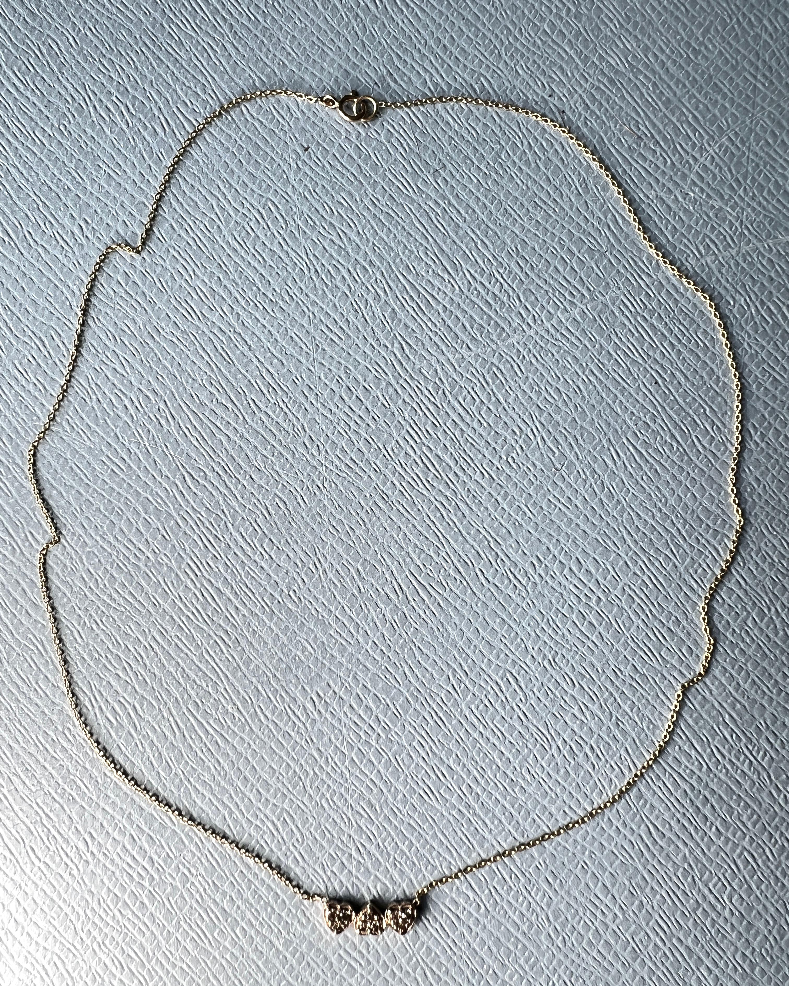 Donna Collana a catena con tre cuori di diamanti bianchi, girocollo in oro 14k in vendita
