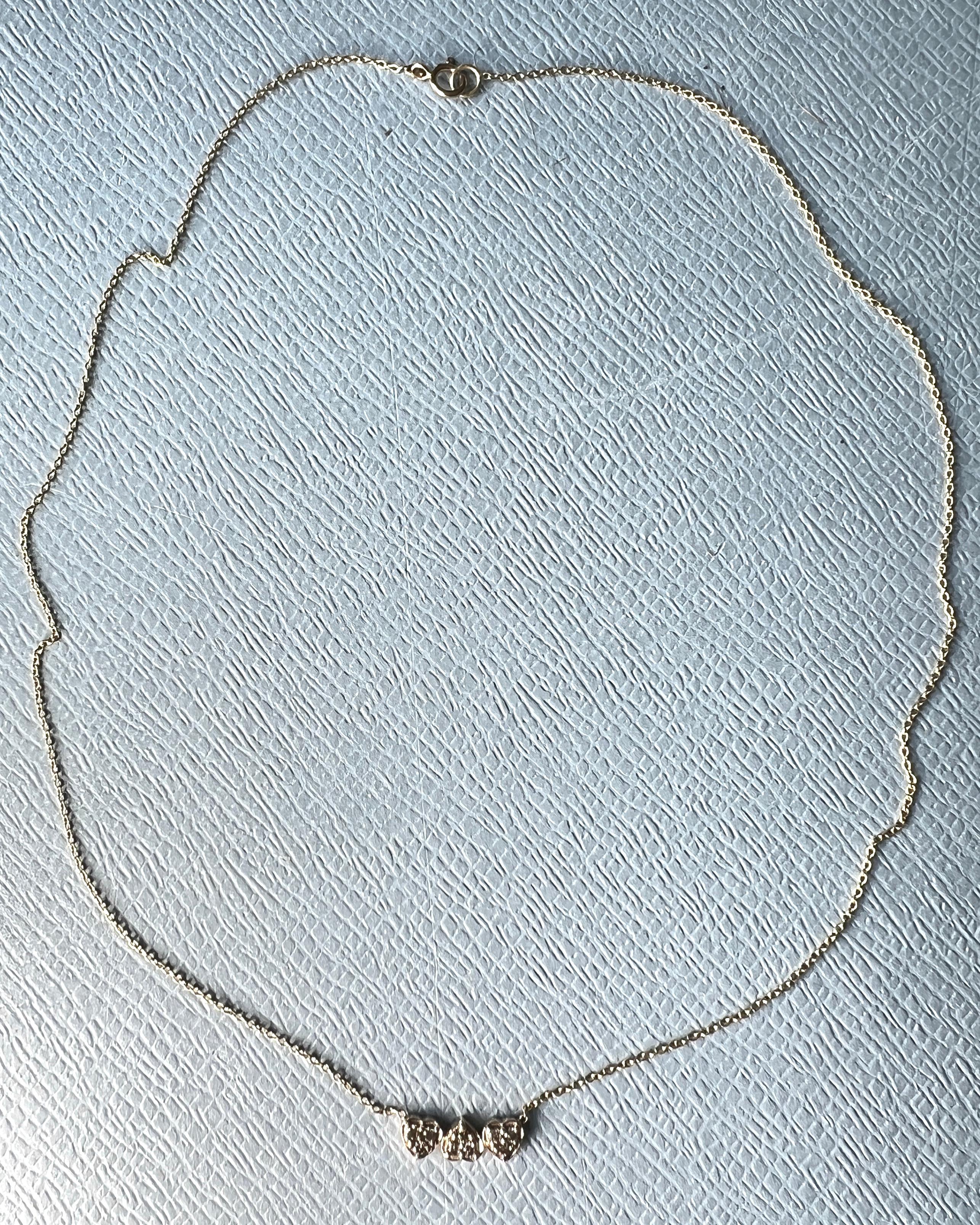 Collana a catena con tre cuori di diamanti bianchi, girocollo in oro 14k in vendita 2